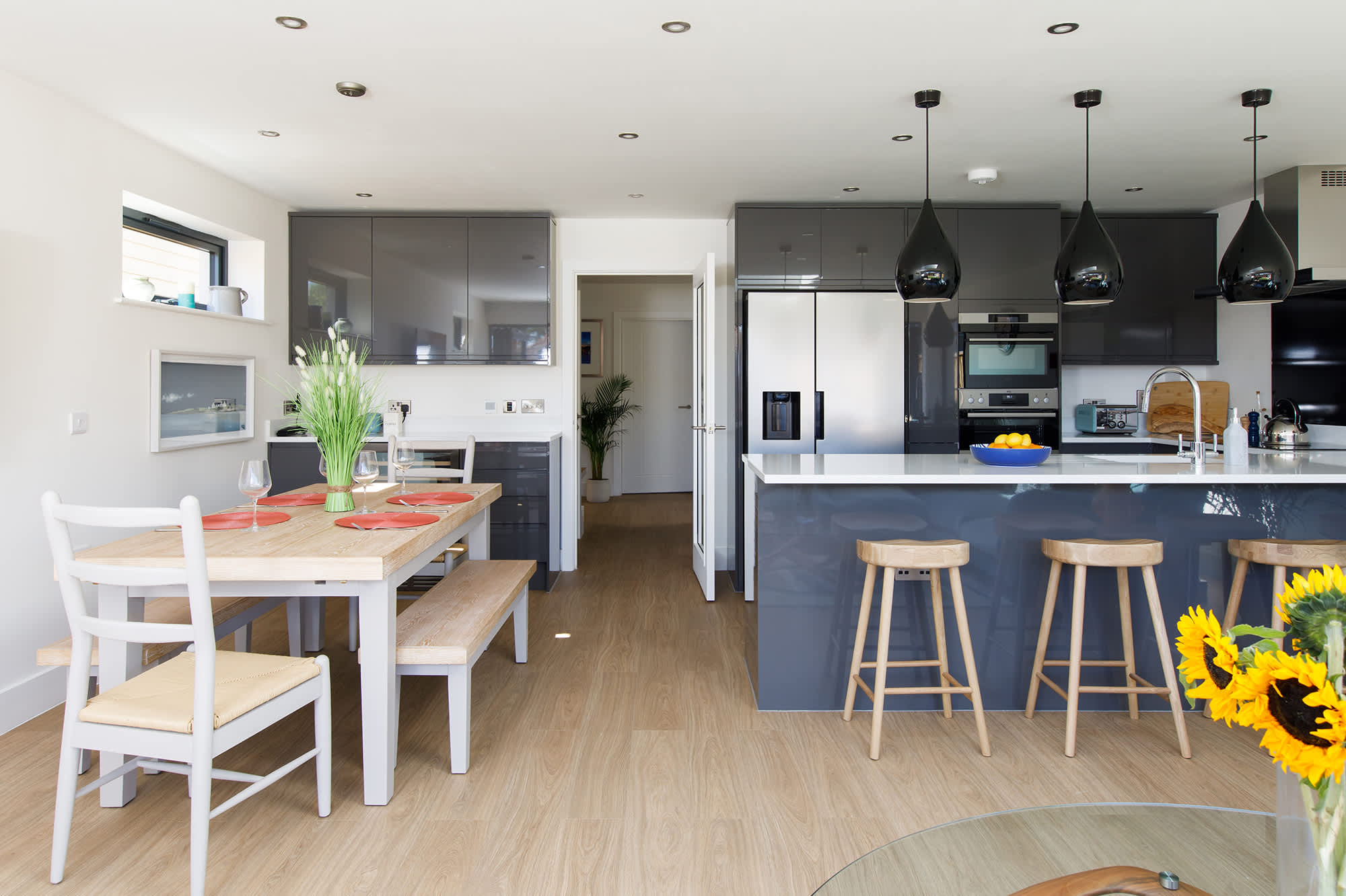 The kitchen/dining area is fantastic for social gatherings, evening meals and long, lazy breakfasts.