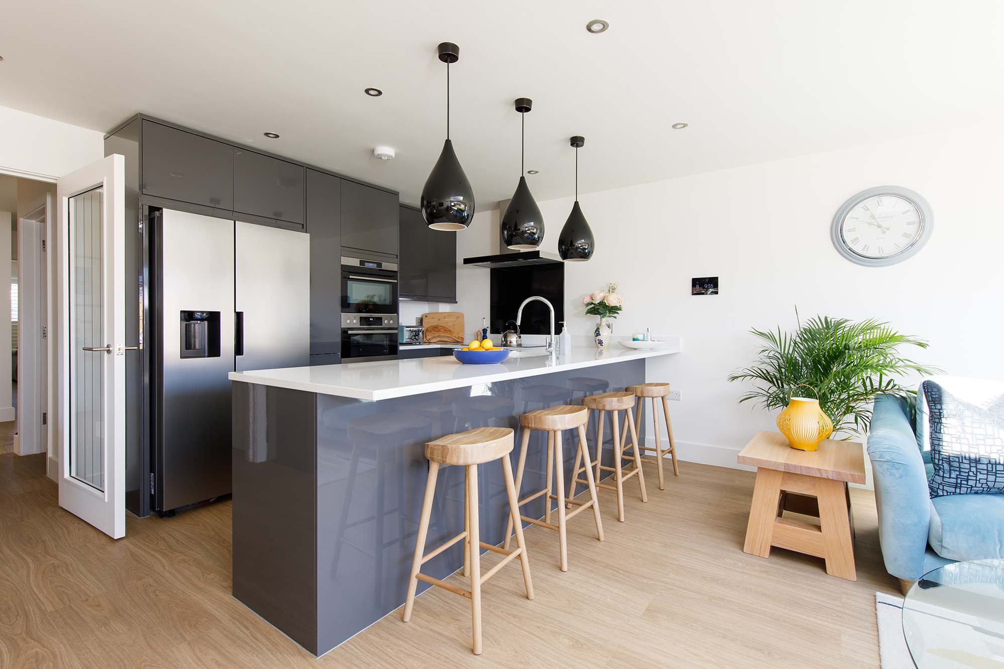 Breakfast bar w seating for 4