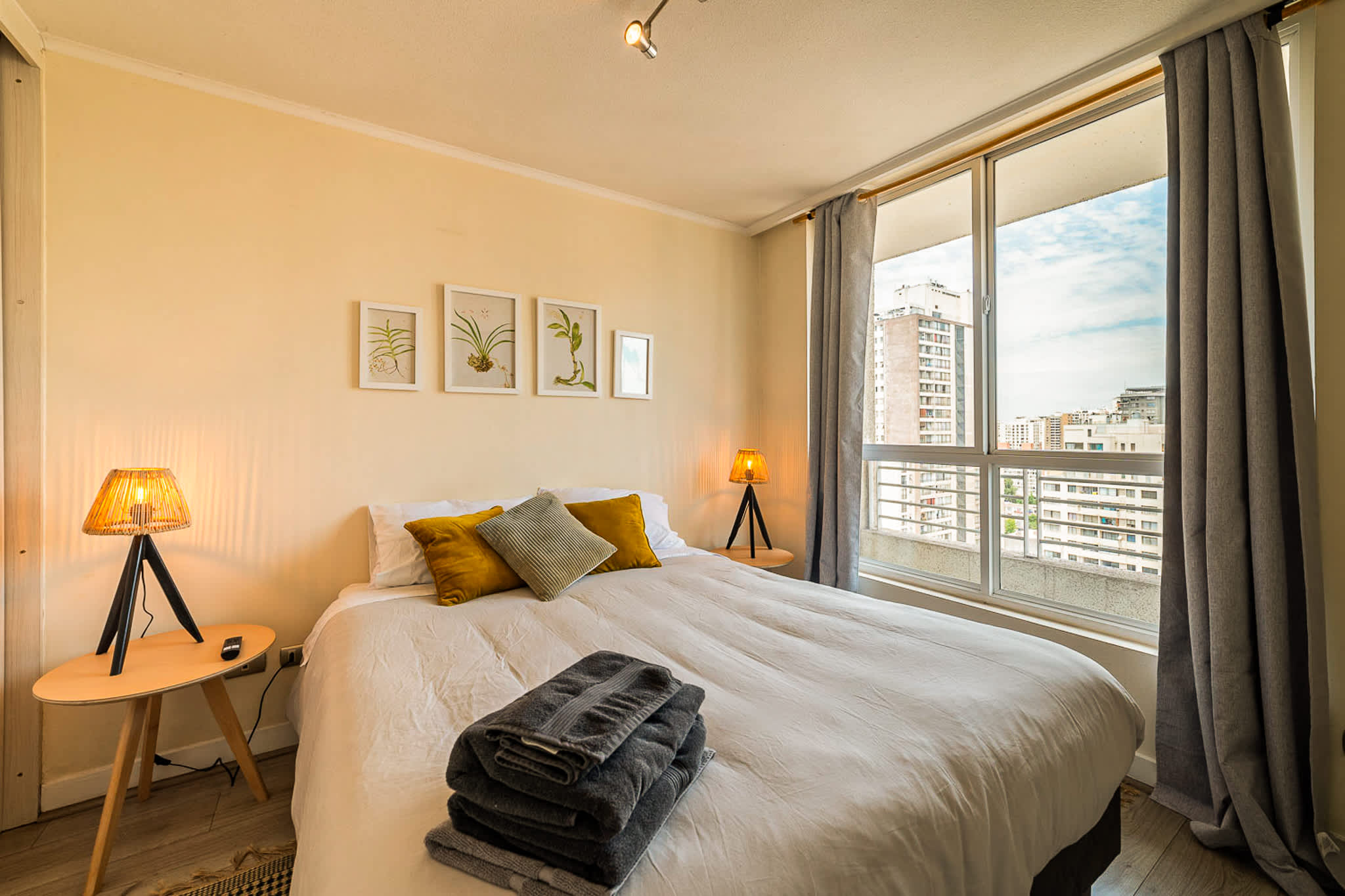 Sueños reparadores y amaneceres mágicos te esperan en esta habitación con vistas a la ciudad