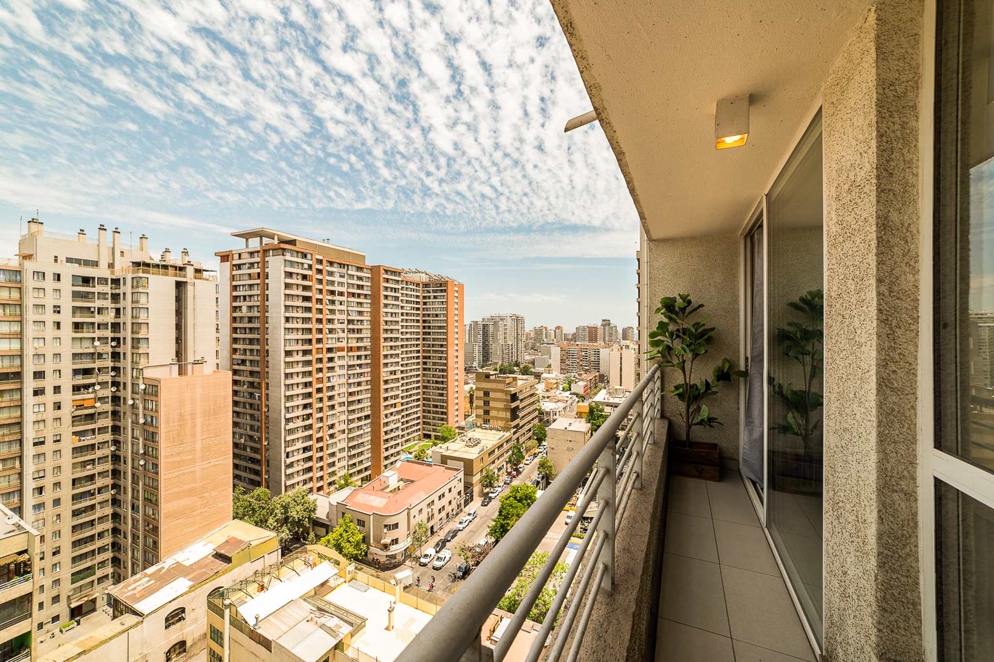 Un espacio al aire libre perfecto para desayunar, cenar bajo las estrellas o simplemente disfrutar de las vistas de la ciudad