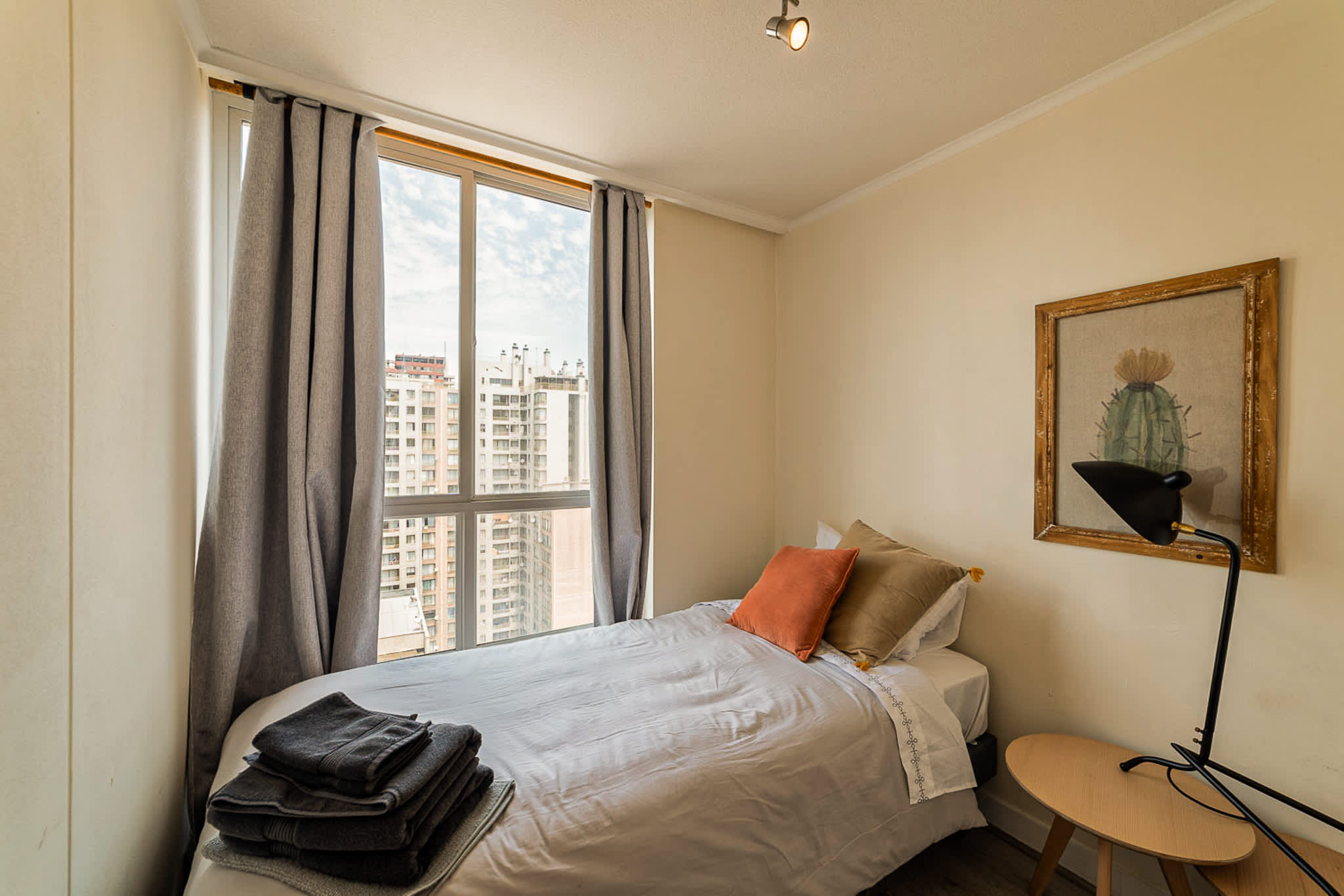 Desconecta del bullicio de la ciudad en este tranquilo dormitorio con vistas a la vibrante vida urbana