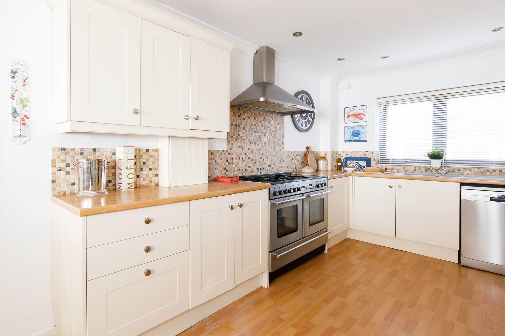 There is a double oven and gas hob.