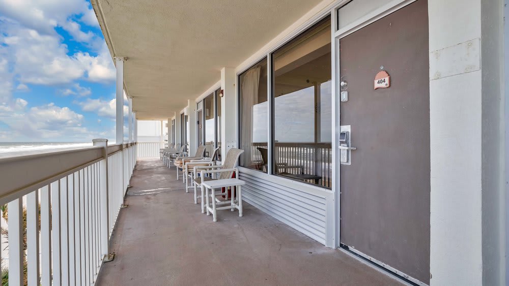 Beachfront studio w/ direct Atlantic views