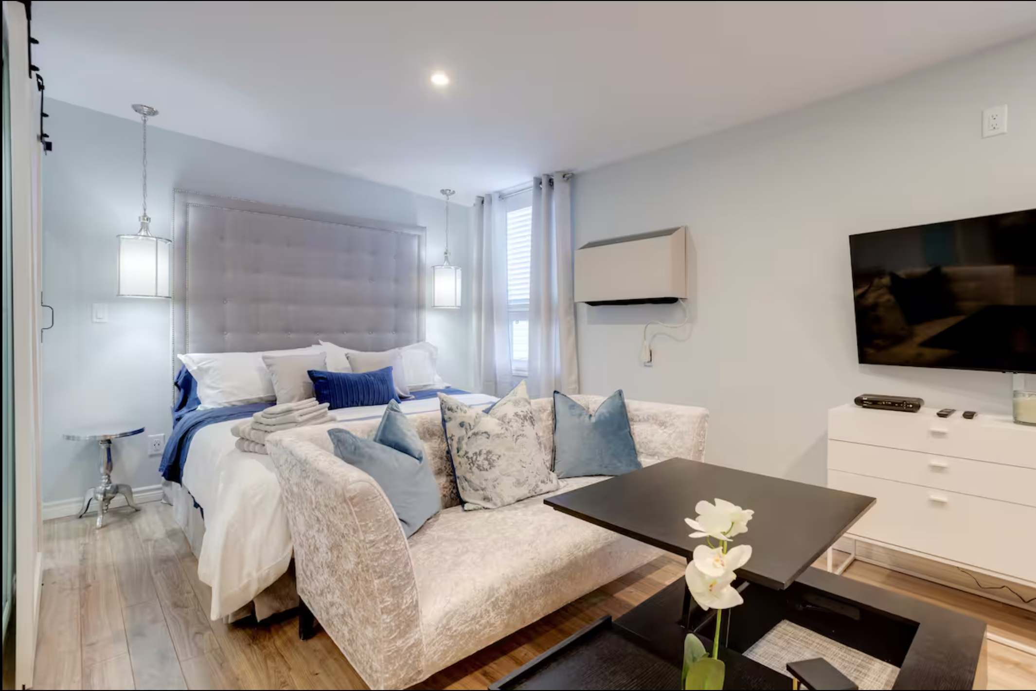 Casa Hotel Stylish Suite with Patio in Leslieville | Photo 2