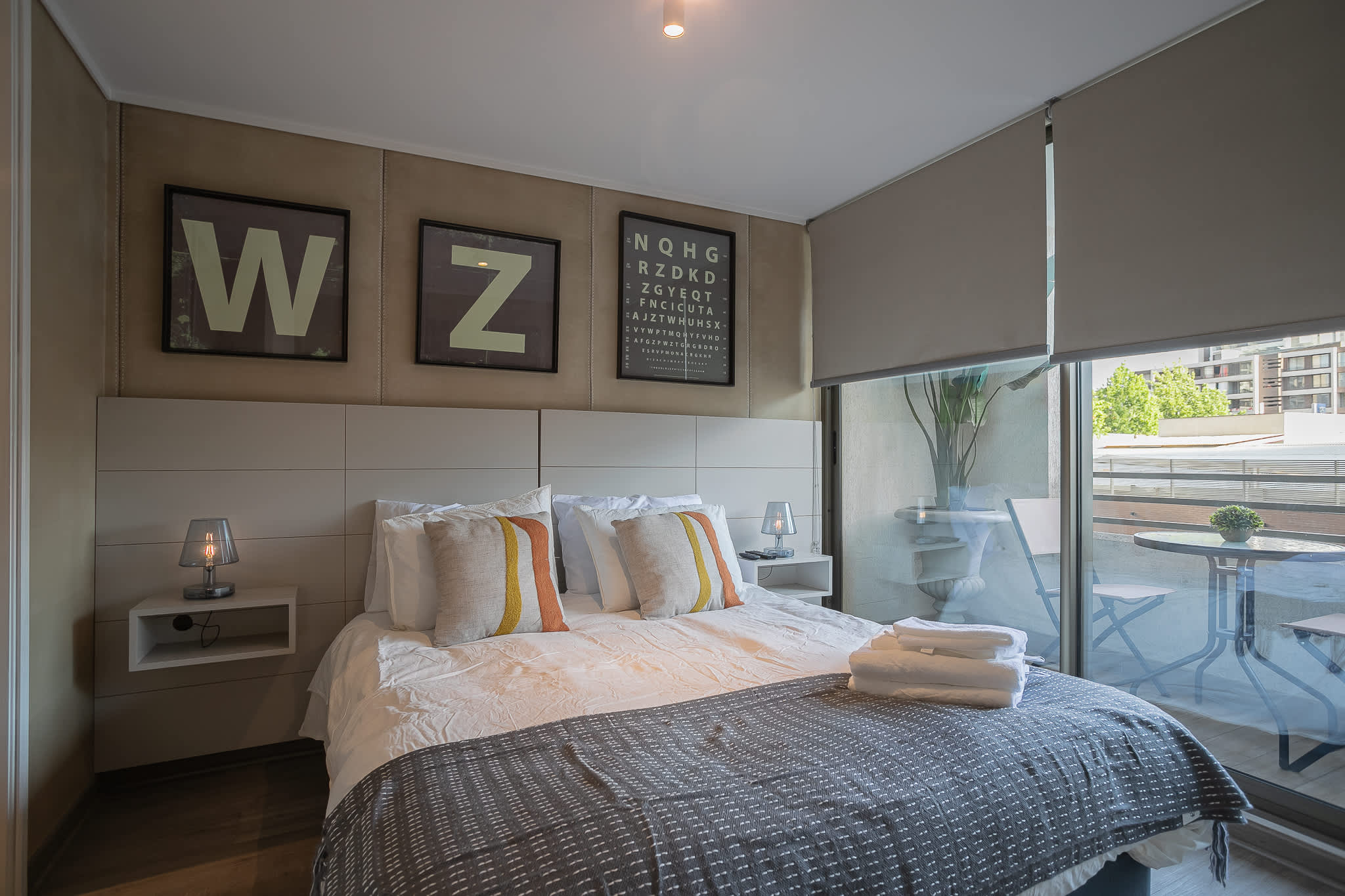 Cama doble con ropa de cama fresca ideal para descansar después de explorar