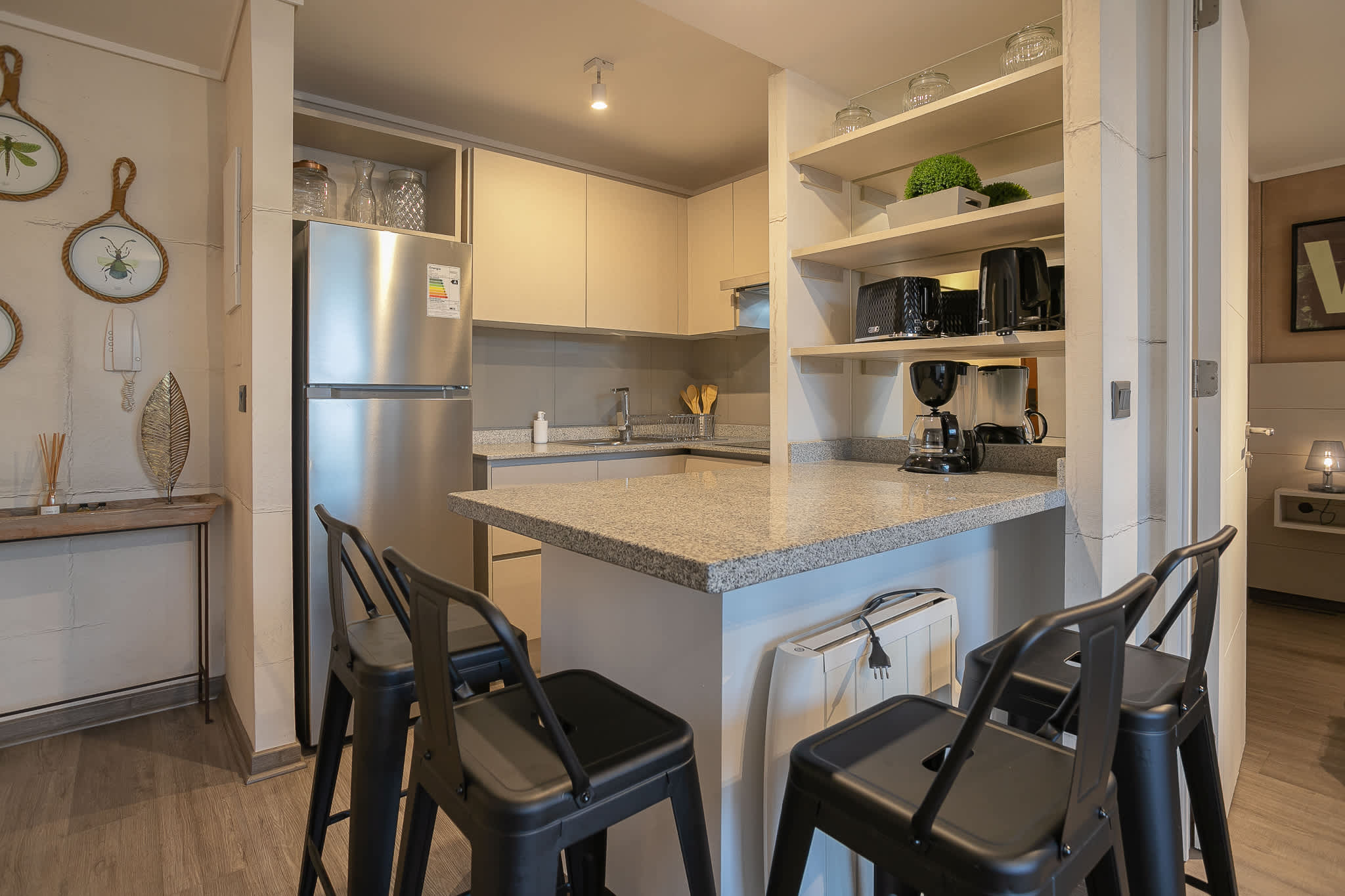 Cocina equipada con todo lo necesario para preparar tus comidas favoritas junto a comedor de granito