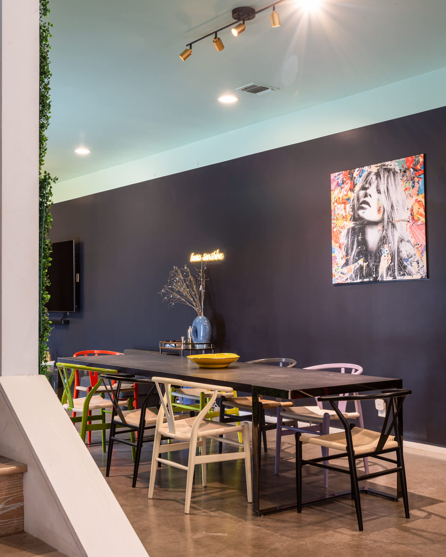 Large Dining Room - Seats 10