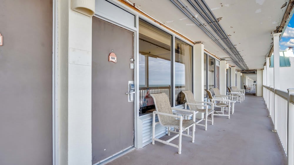 Beachfront studio escape w/ balcony ocean views