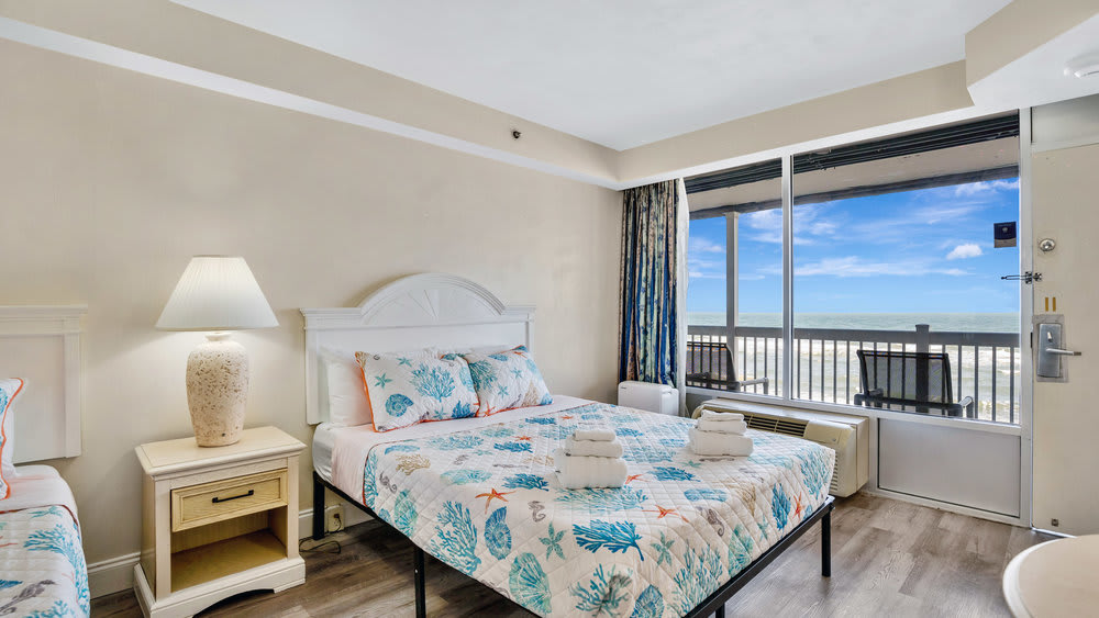 Beachfront studio escape w/ balcony ocean views
