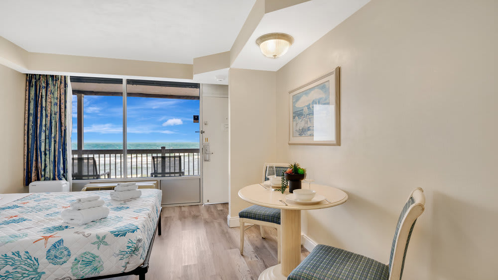 Beachfront studio escape w/ balcony ocean views
