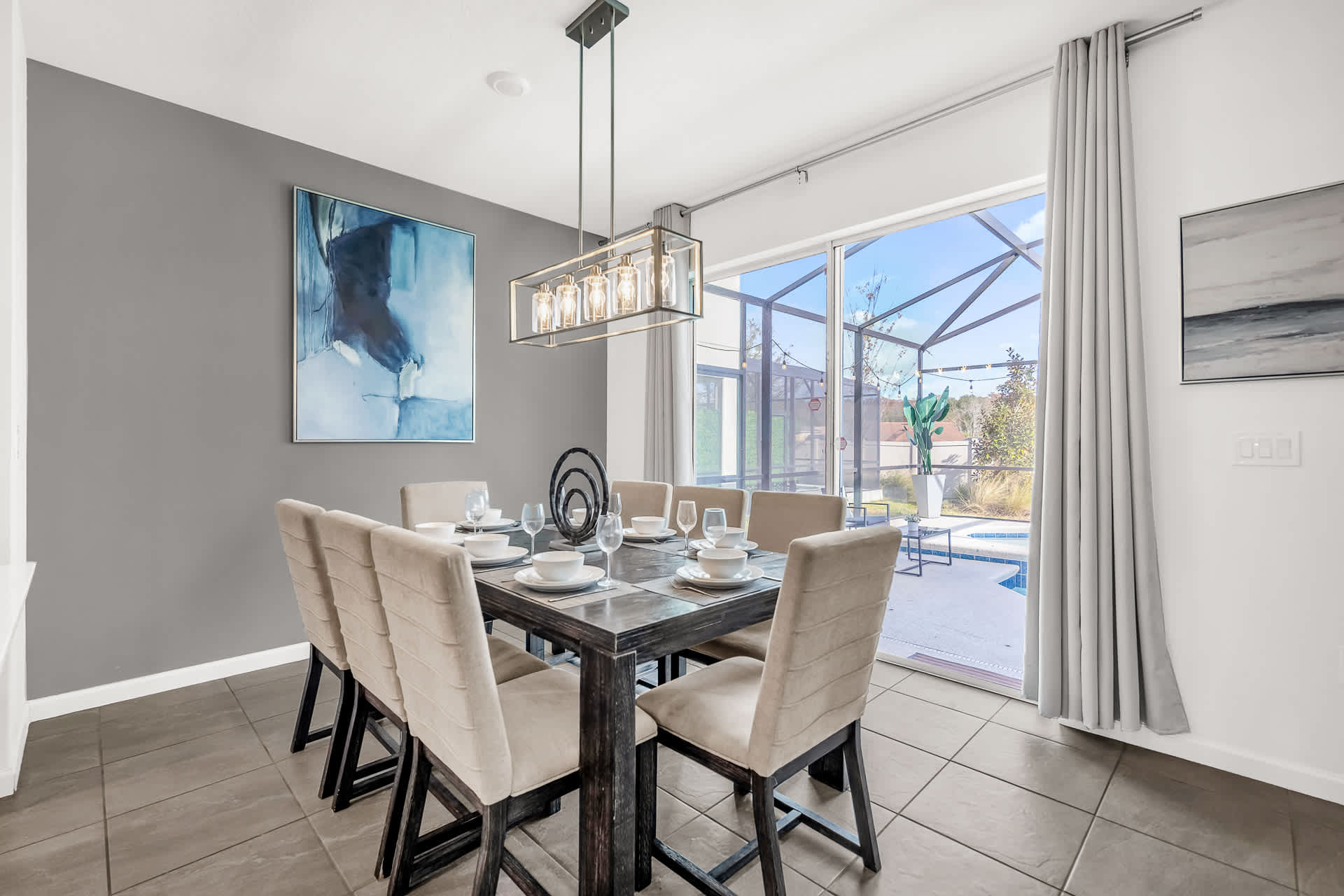 Large Capacity Dining Space