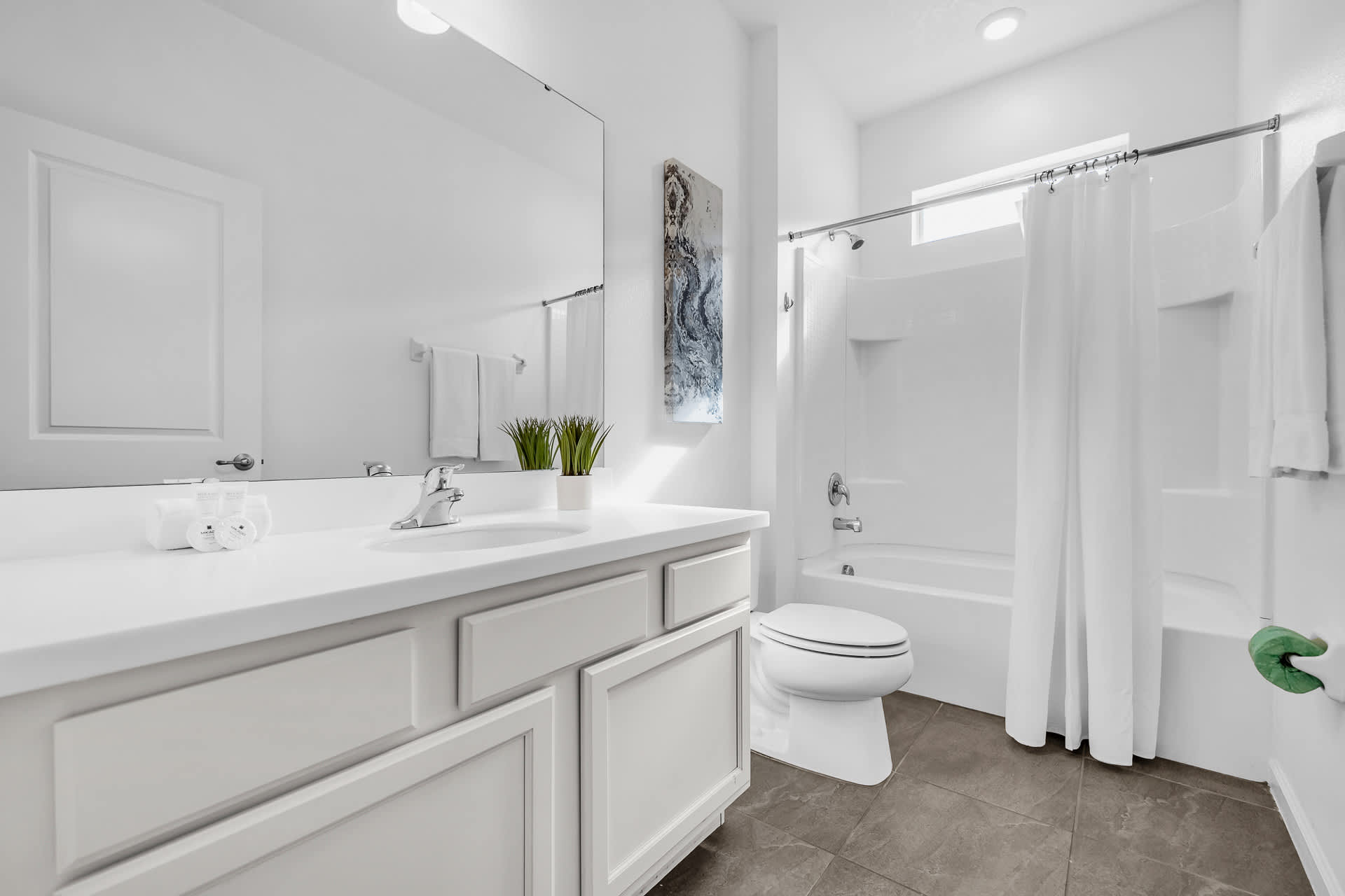 Full Modern Bathroom with Combined Bathtub and Shower