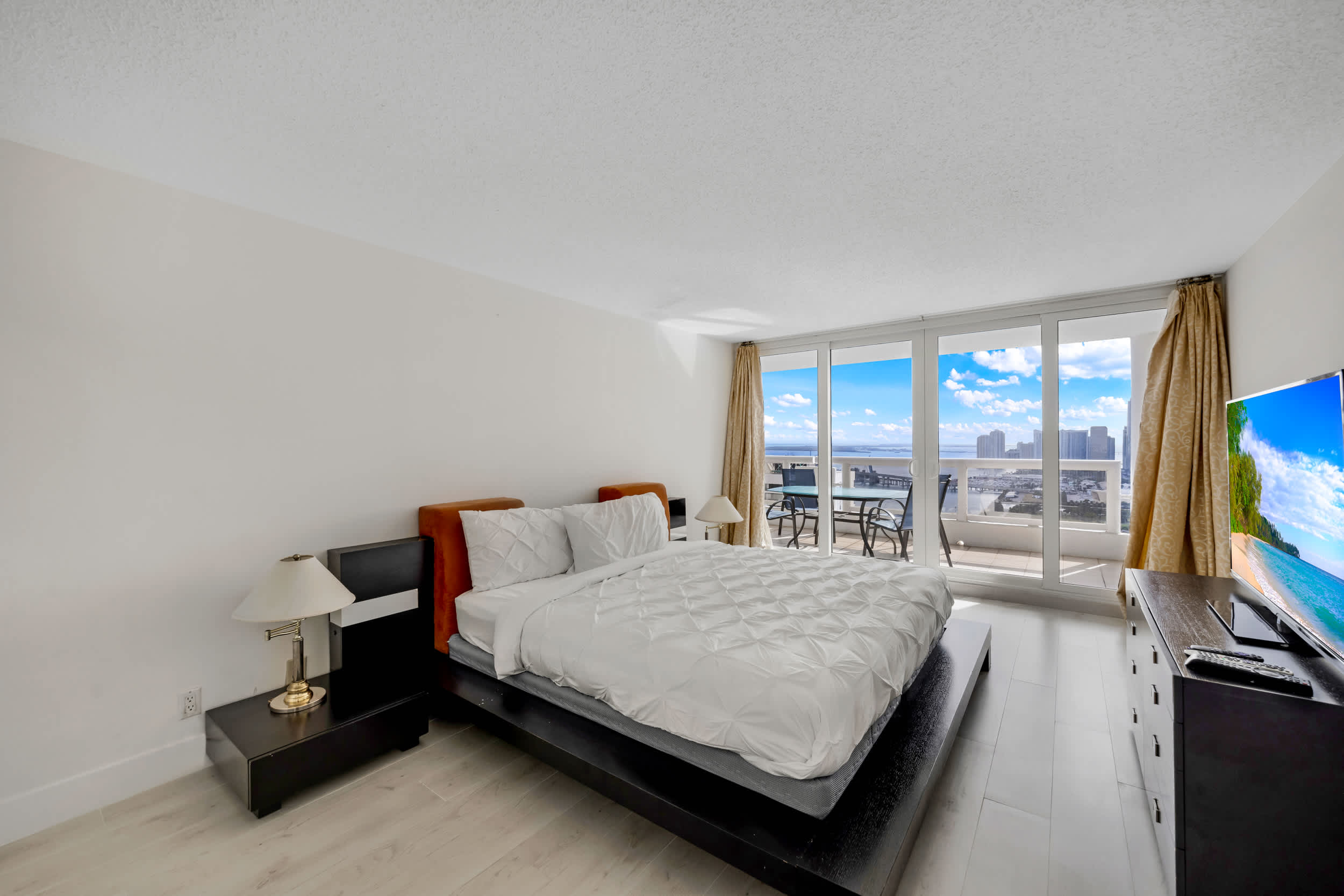 Spacious 3BR | Bay Overlooking Balcony | StayCozy