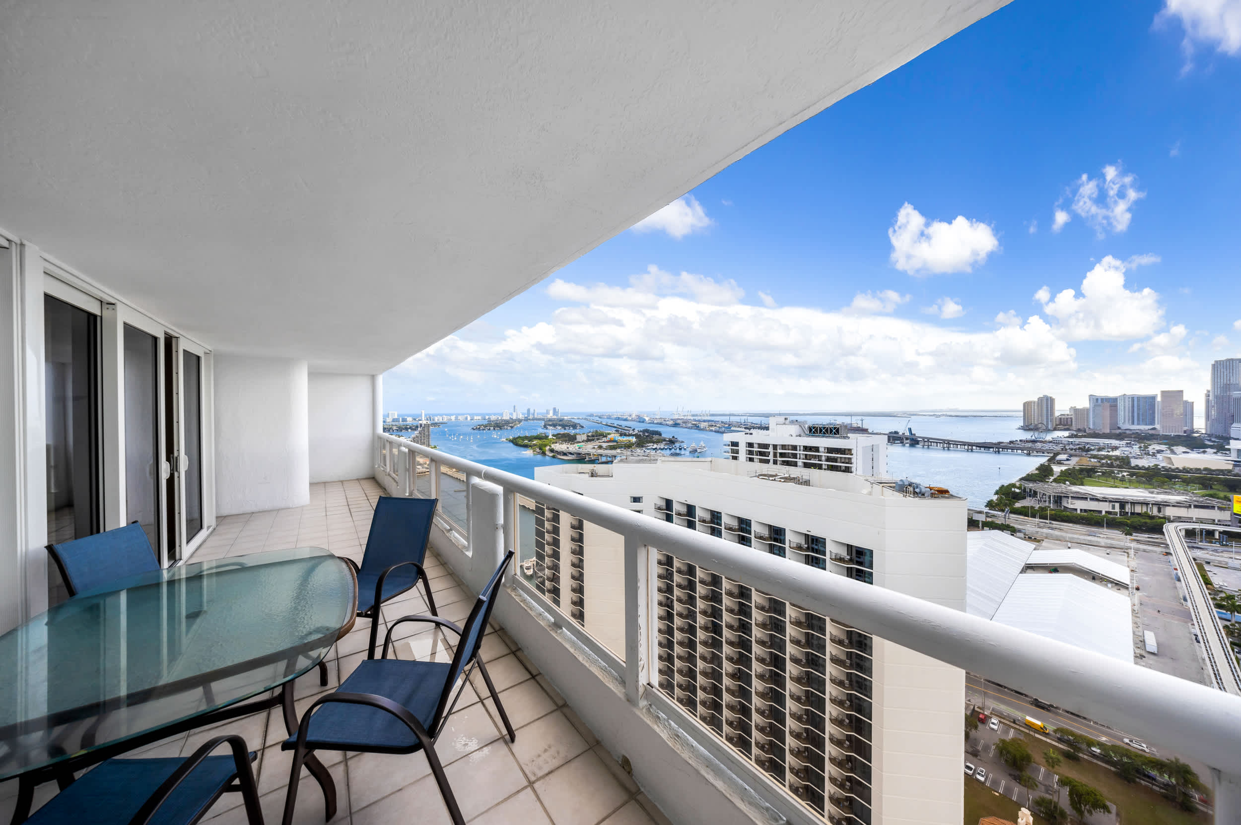 Spacious 3BR | Bay Overlooking Balcony | StayCozy