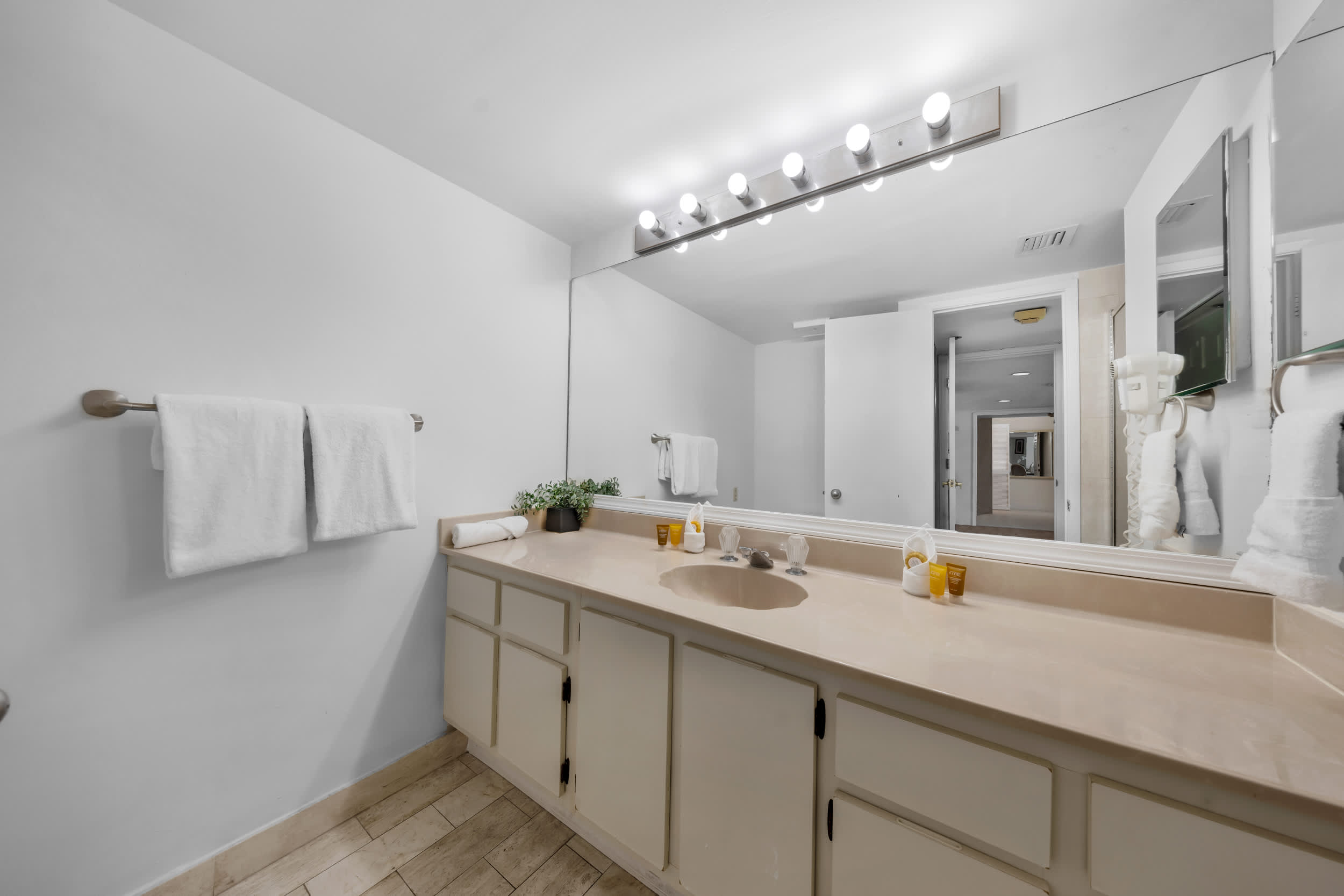 Spacious 3BR | Bay Overlooking Balcony | StayCozy