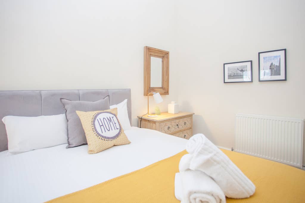 Spacious Period Property in Glasgow in 10 Lynedoch Place G3 6AB - Property image 8 - VivreStays