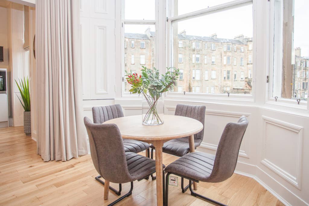 Spacious Period Property in Glasgow in 10 Lynedoch Place G3 6AB - Property image 13 - VivreStays