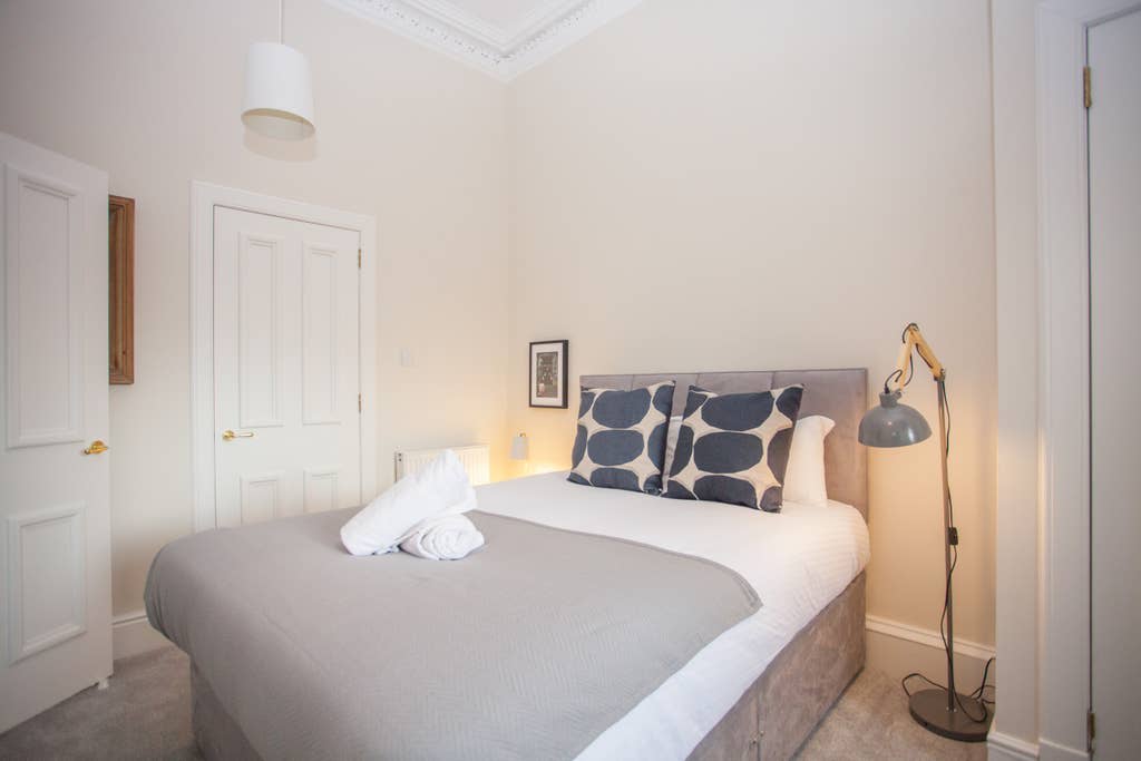 Spacious Period Property in Glasgow in 10 Lynedoch Place G3 6AB - Property image 5 - VivreStays