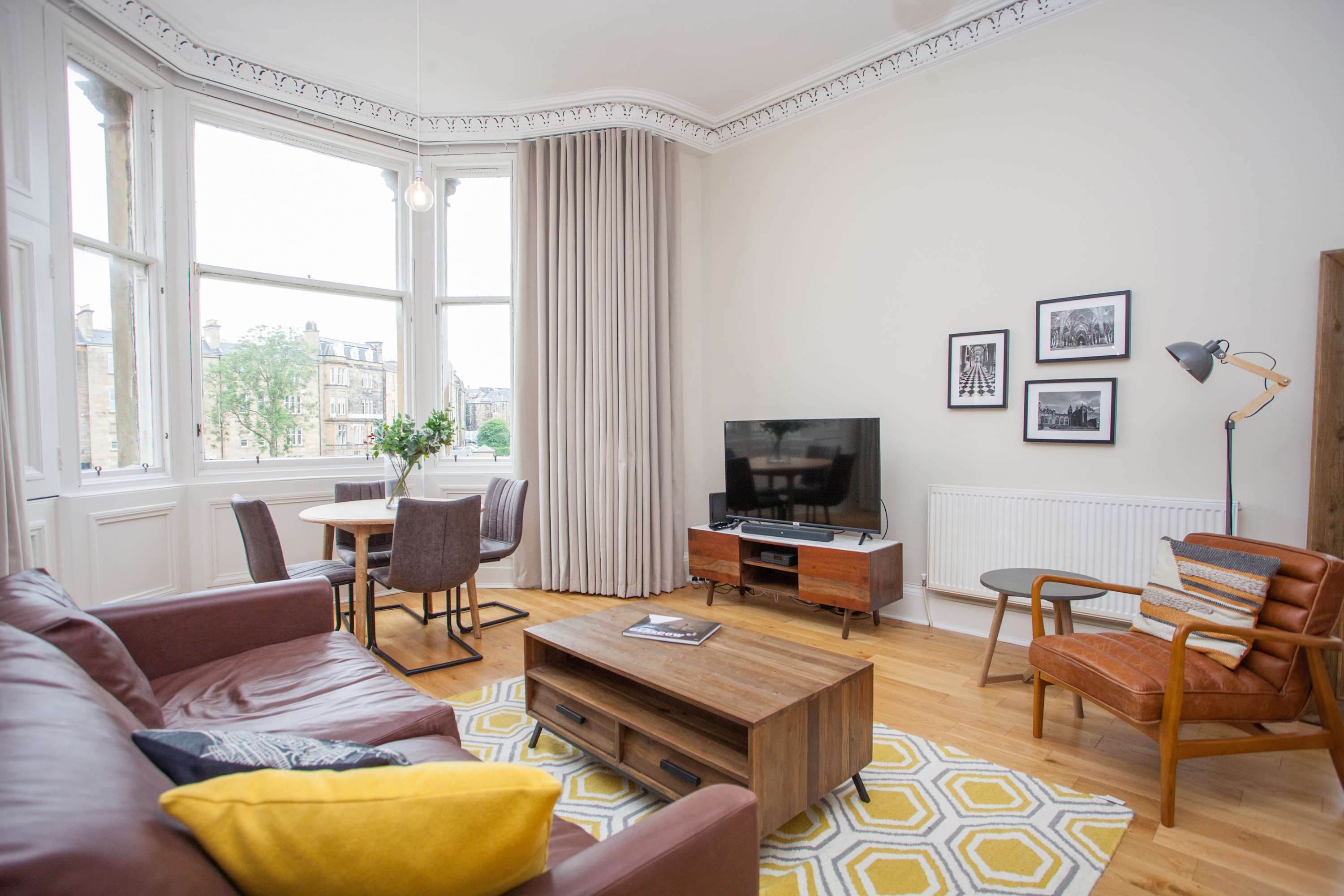 Spacious Period Property in Glasgow in 10 Lynedoch Place G3 6AB - Property image 2 - VivreStays