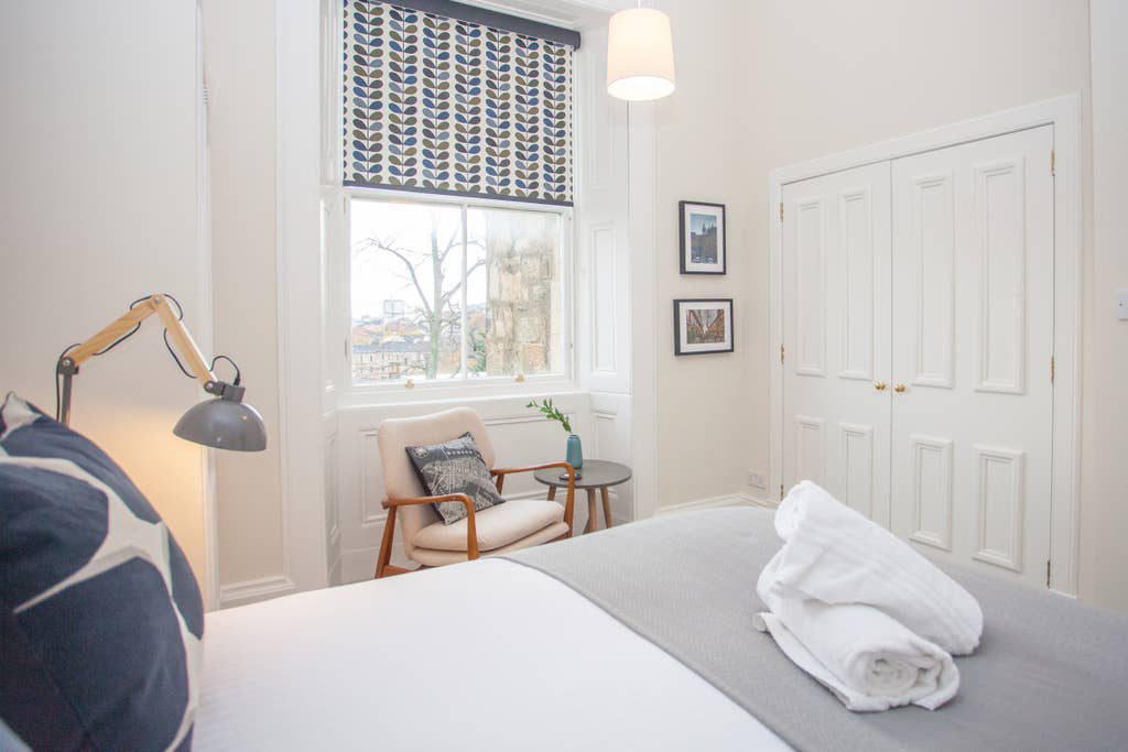 Spacious Period Property in Glasgow in 10 Lynedoch Place G3 6AB - Property image 15 - VivreStays