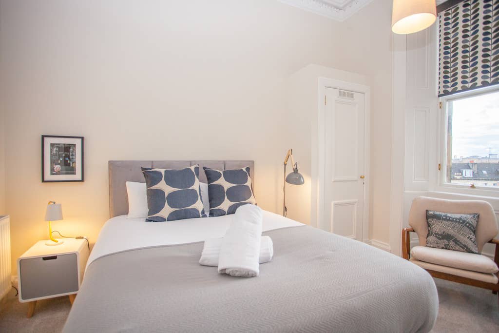 Spacious Period Property in Glasgow in 10 Lynedoch Place G3 6AB - Property image 4 - VivreStays