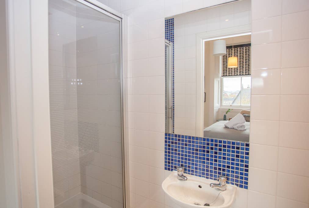 Spacious Period Property in Glasgow in 10 Lynedoch Place G3 6AB - Property image 17 - VivreStays