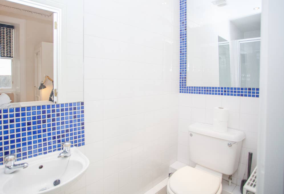 Spacious Period Property in Glasgow in 10 Lynedoch Place G3 6AB - Property image 16 - VivreStays