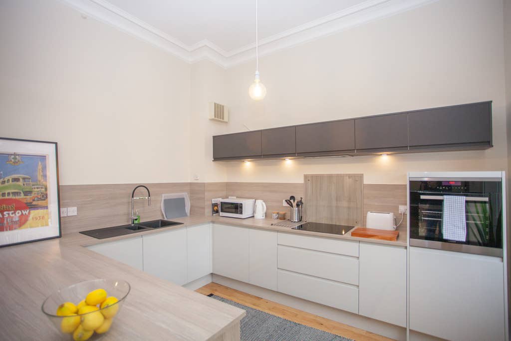 Spacious Period Property in Glasgow in 10 Lynedoch Place G3 6AB - Property image 6 - VivreStays