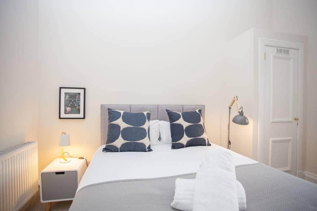 Spacious Period Property in Glasgow in 10 Lynedoch Place G3 6AB - Property image 14 - VivreStays