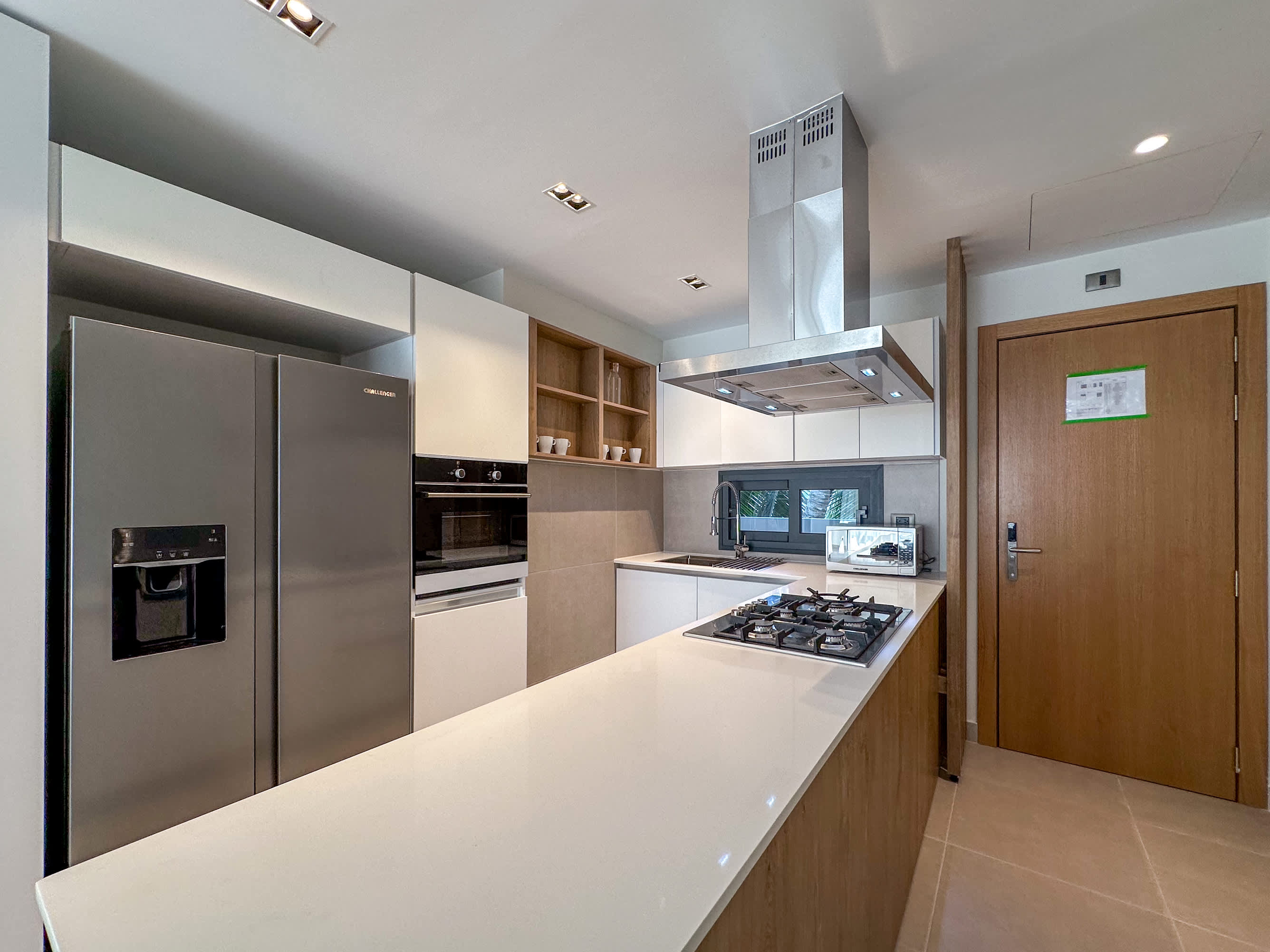 Gorgeous New Beach Apartment, steps from beach
