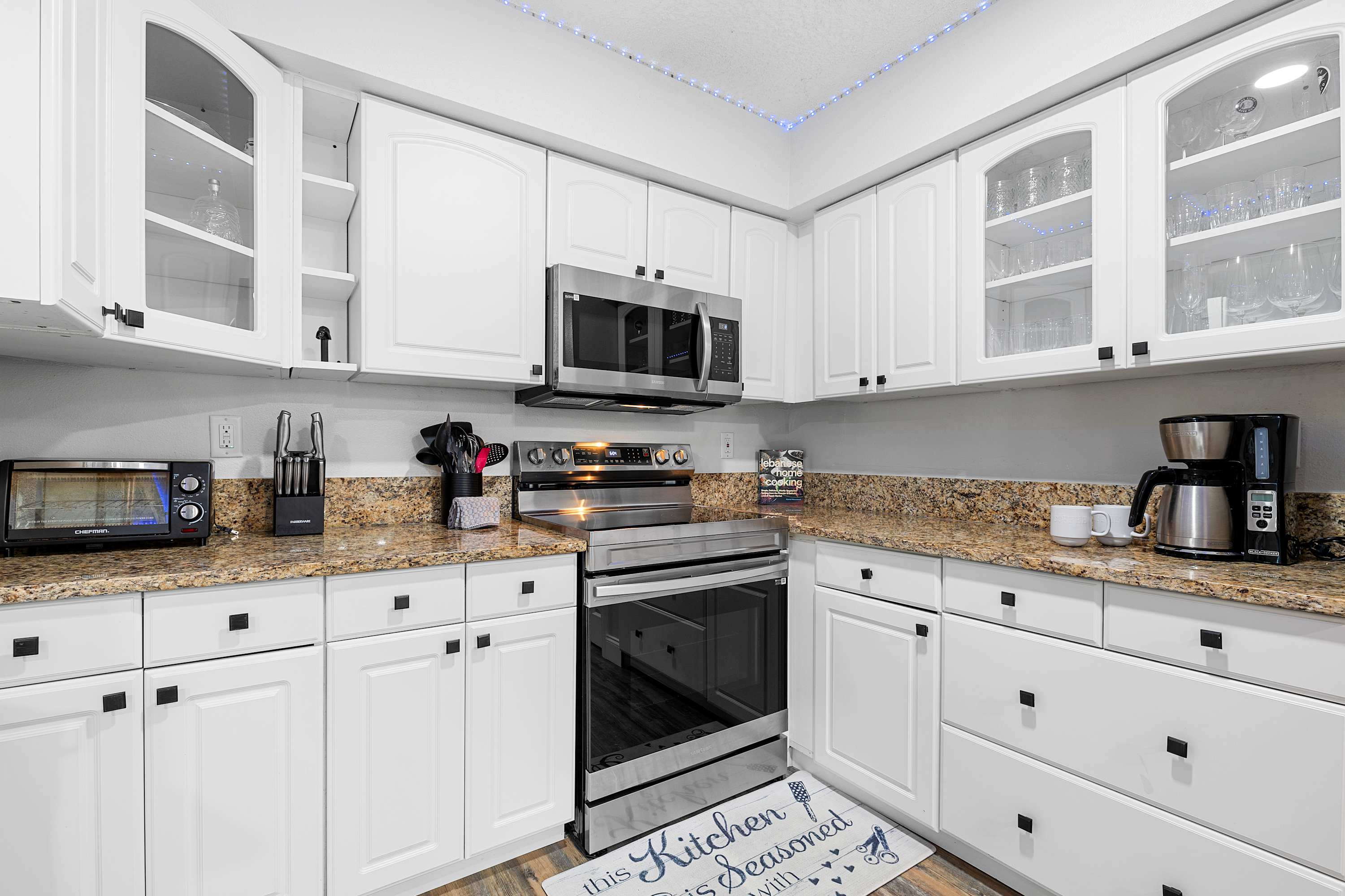 6mi to Beach, Villa w/Private Pool, Firepit