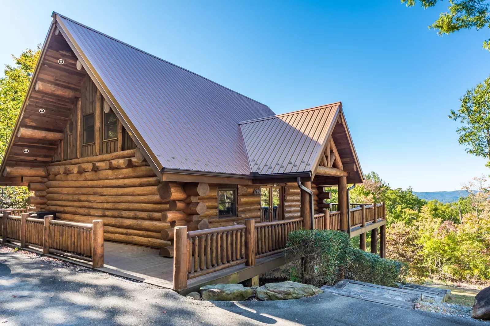 Cozy Log Cabin Retreat, Sleeps 10・Hot Tub・Firepit — Sevierville, TN — vacation rental
