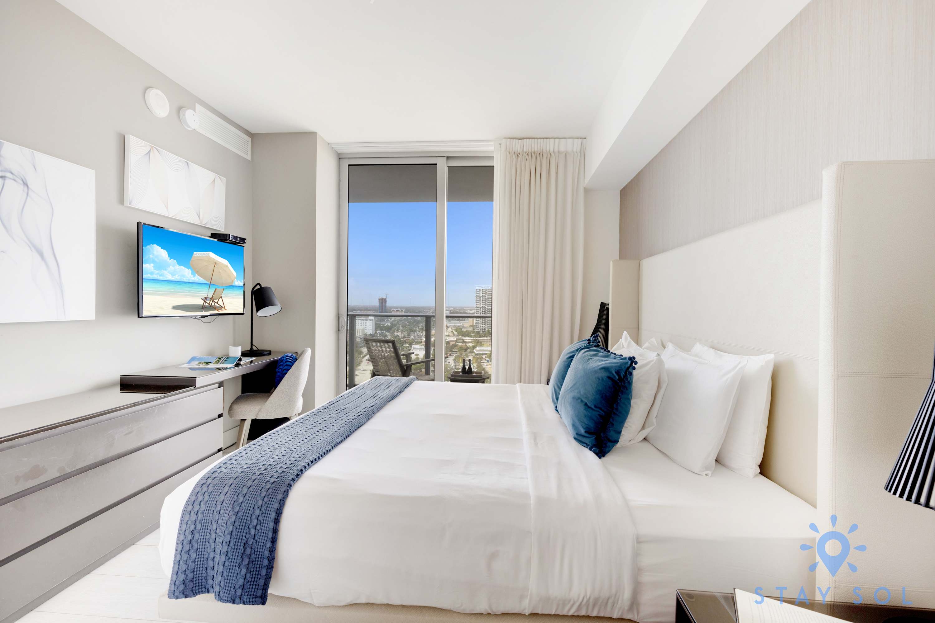Luxury 1Br -Front Intracoastal | Balcony+ Pools