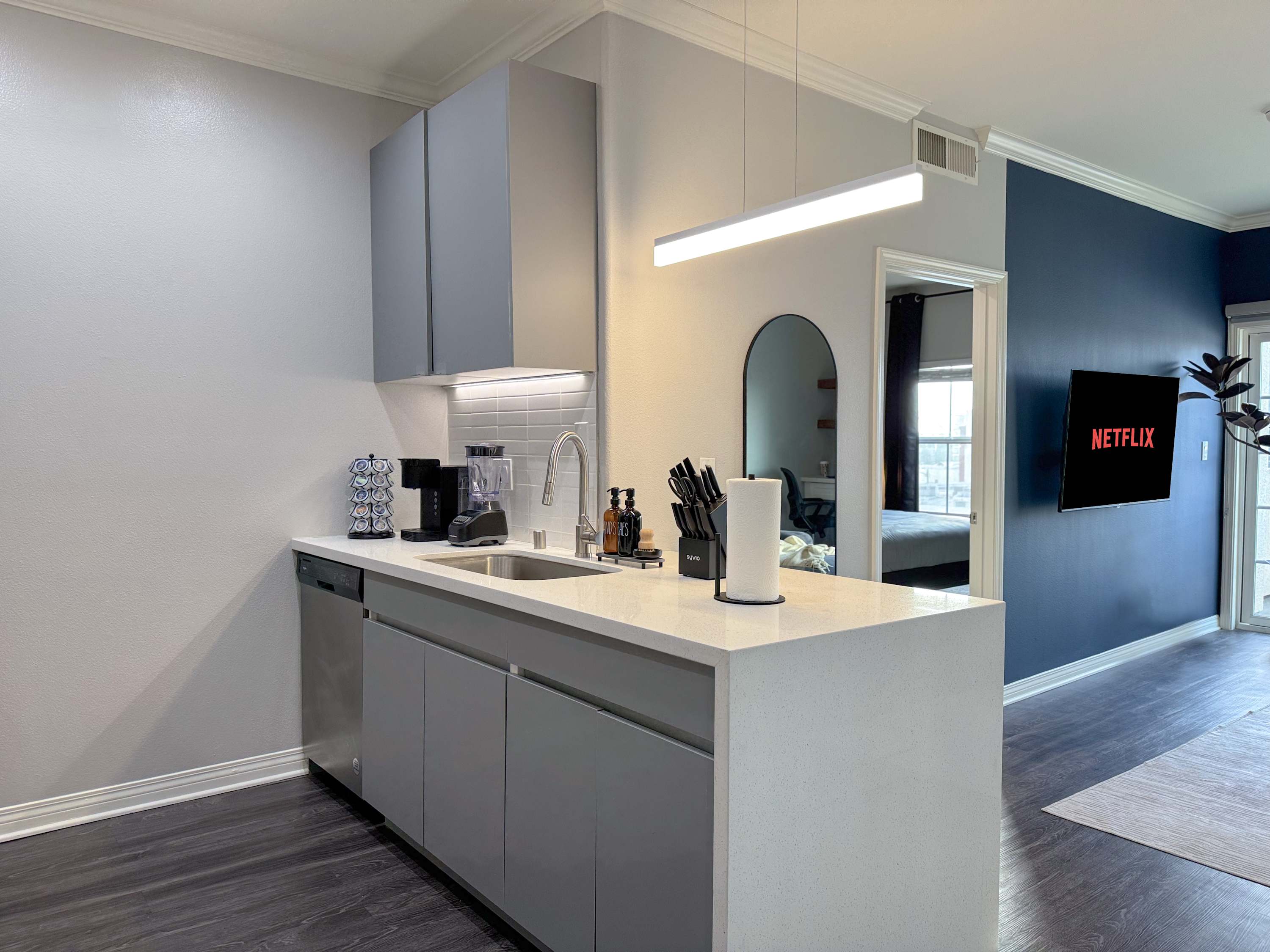 Modern Escape W/Pool&GYM +Parking 10min to Cedars