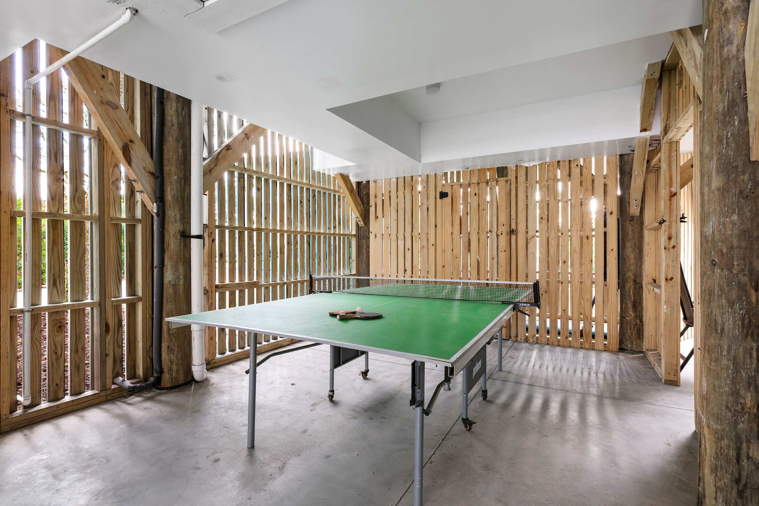 Ping pong table 