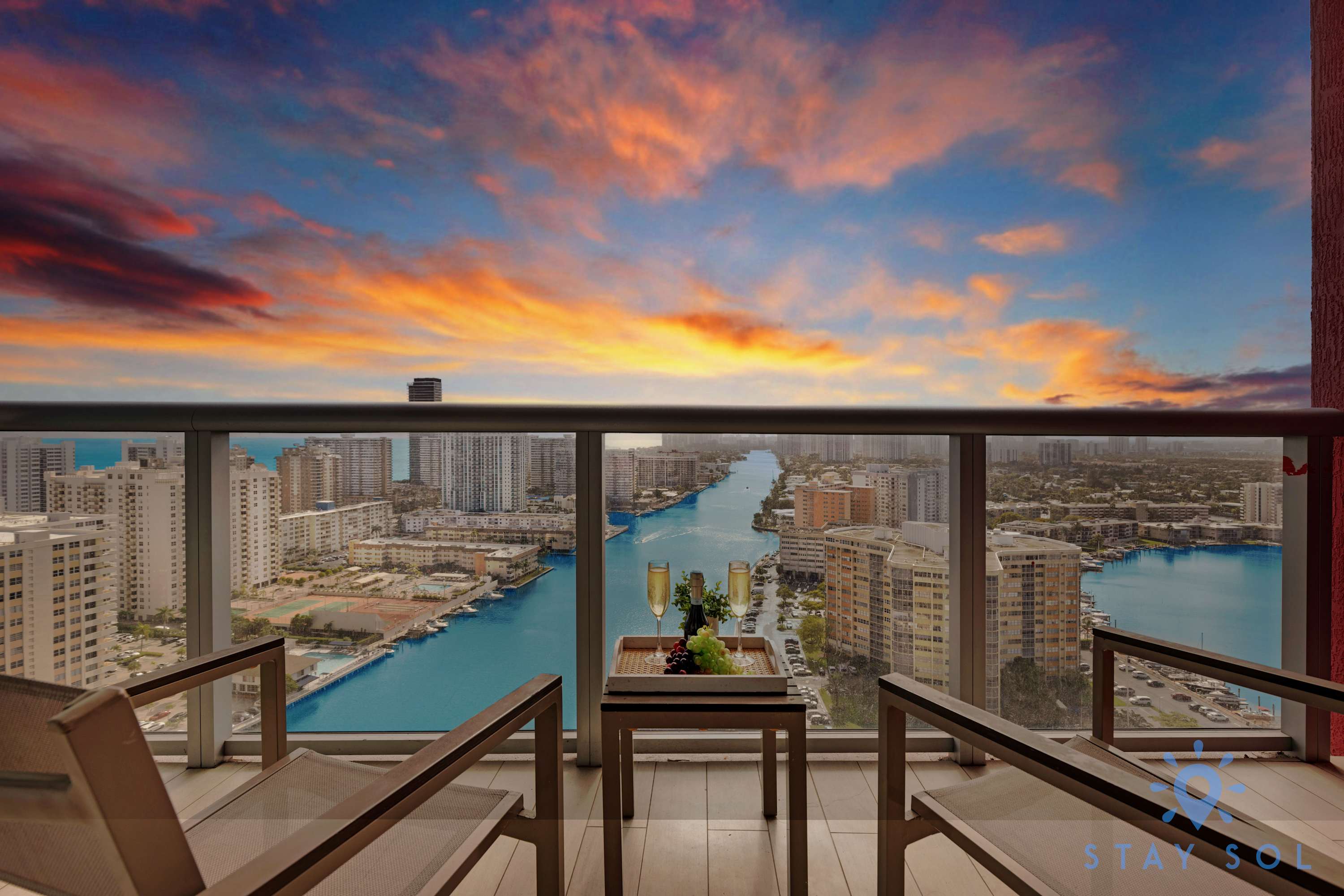 Upper studio w/Balcony + Pool + Gym- Near Beach