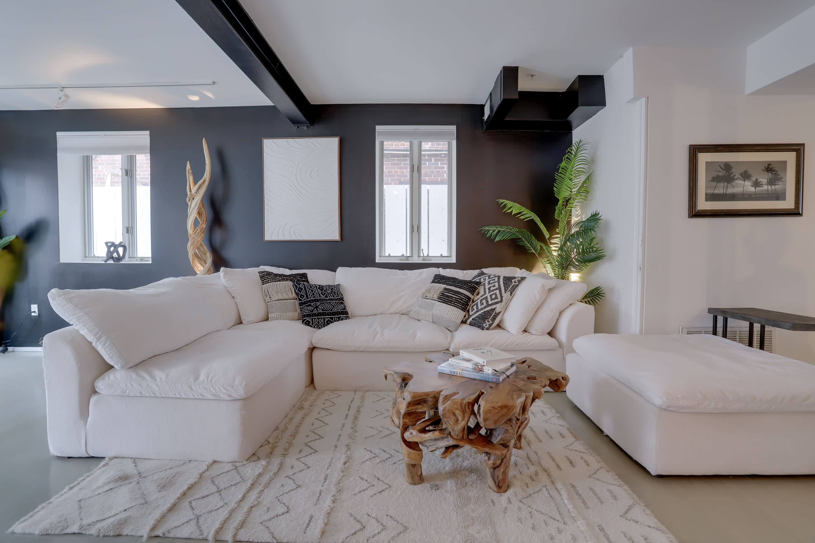 Sojourn 2 BR with Patio & FREE PARKING