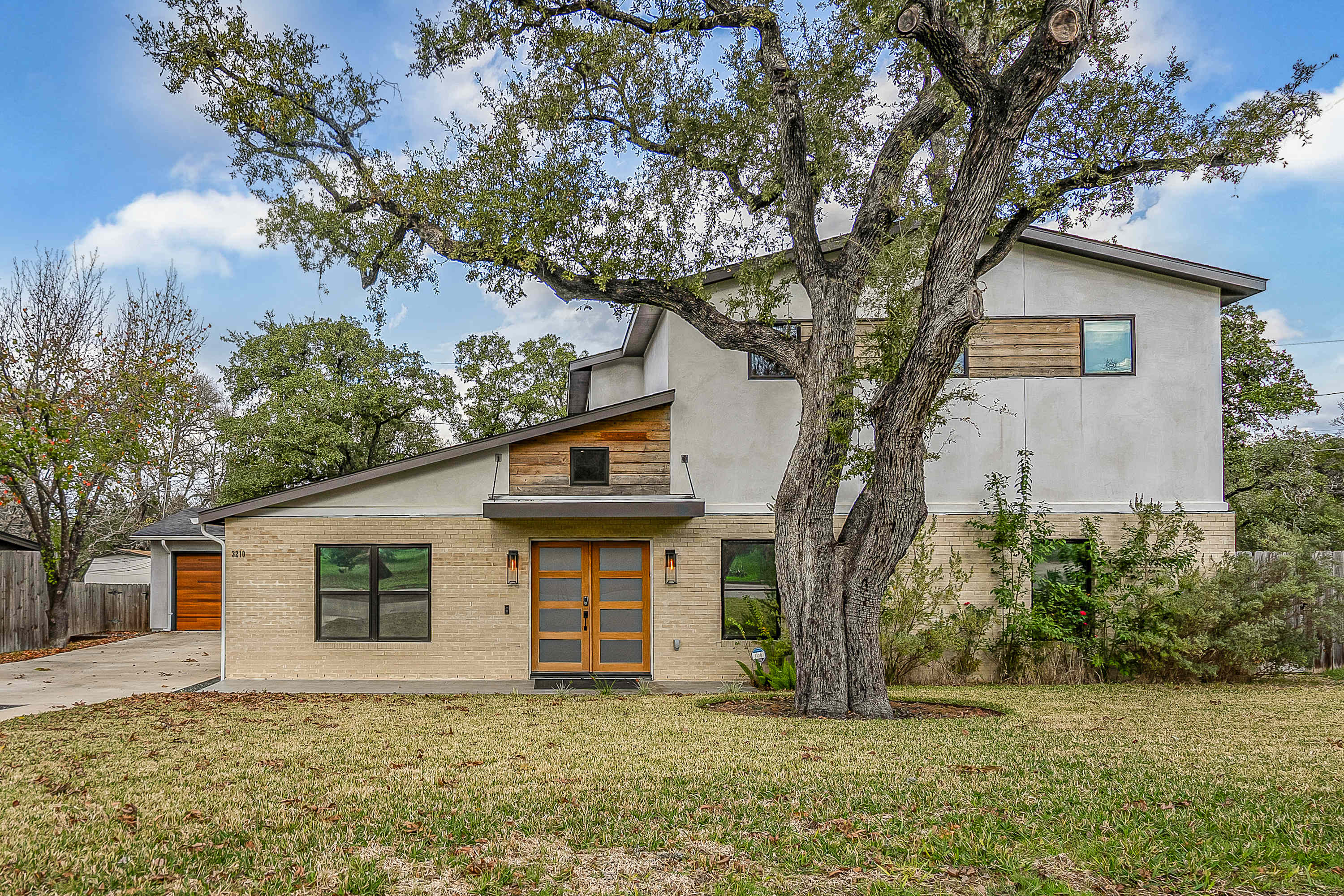 Spacious, S. Austin, Two Ensuites | Golden Hour