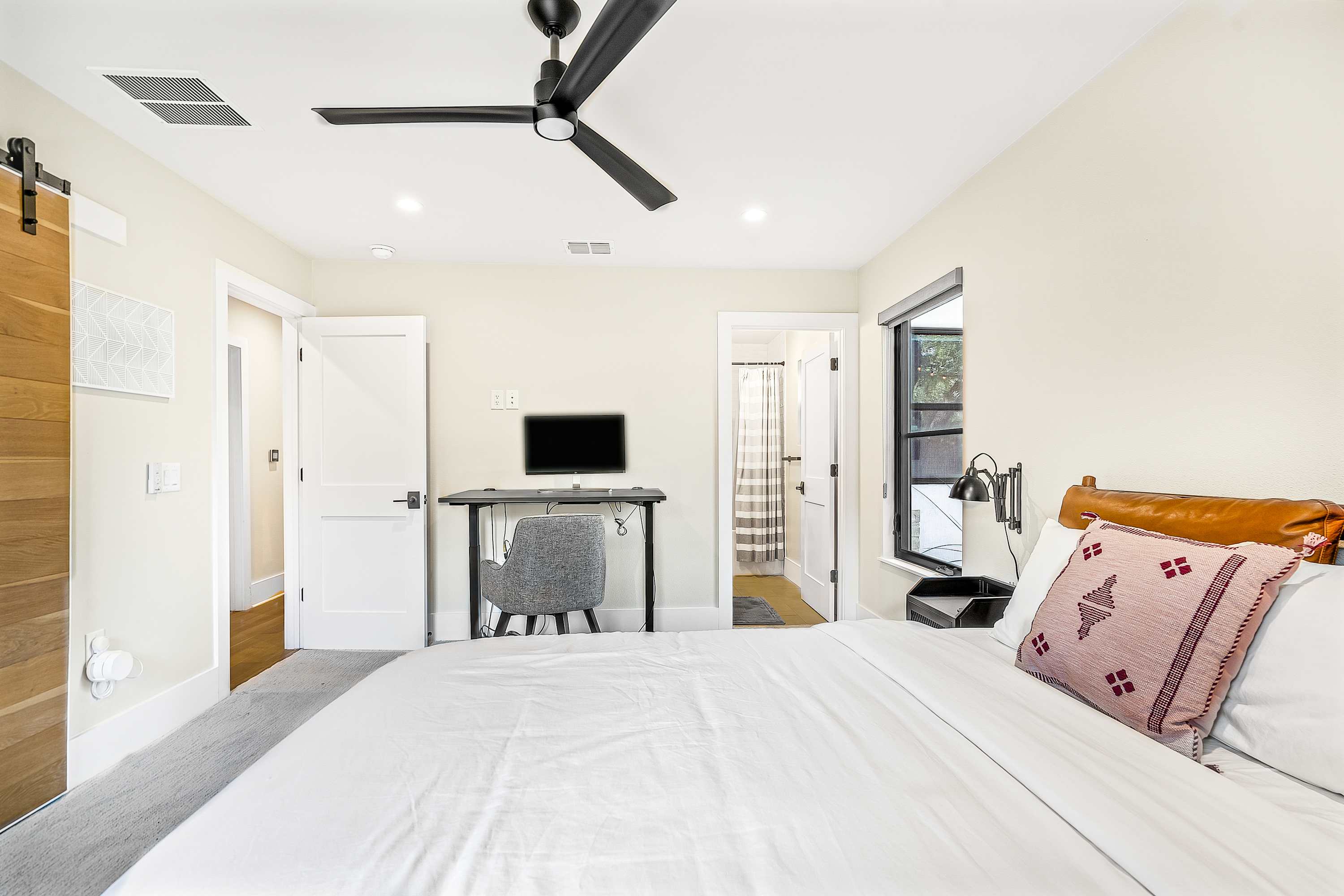 Spacious, S. Austin, Two Ensuites | Golden Hour