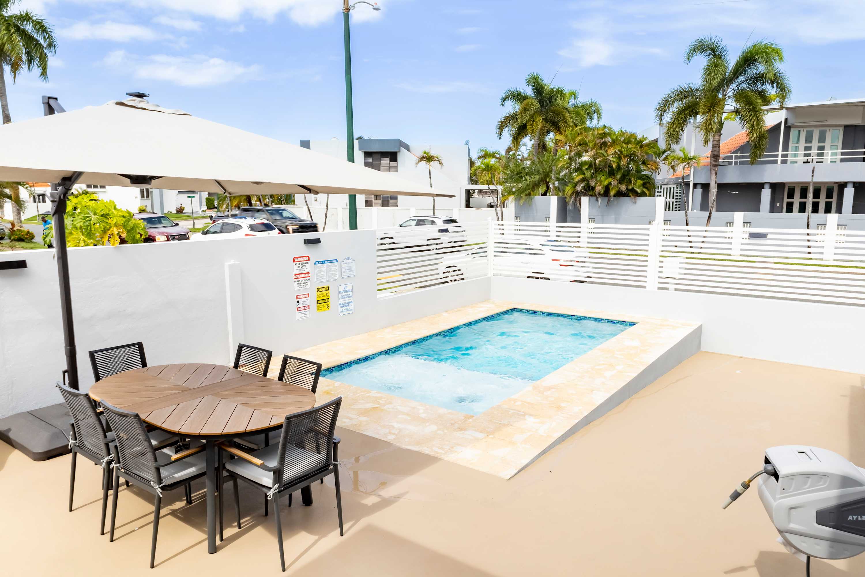 Vibrant FUN 3 BR House with Pool