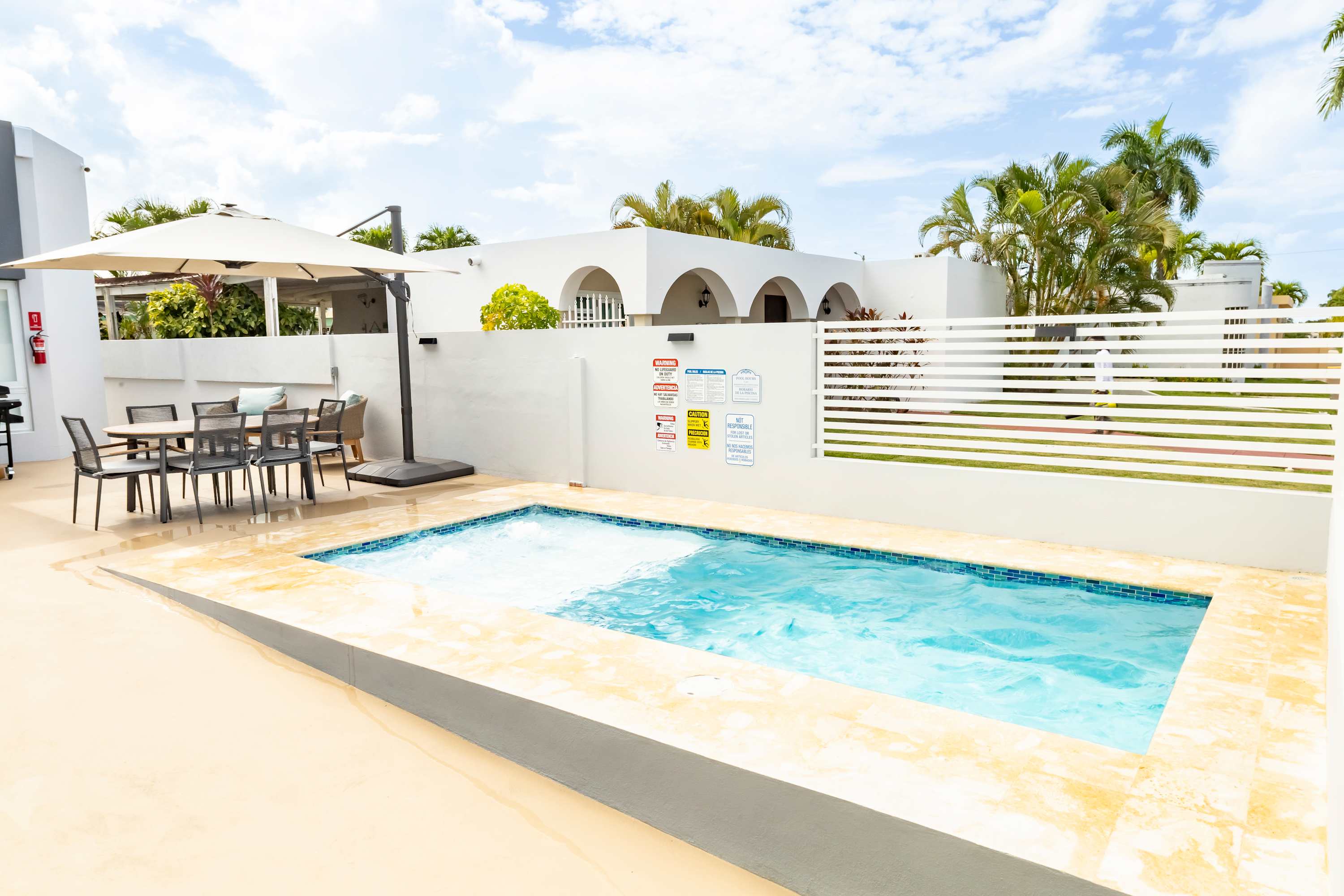 AQUA Casa A/8 · Vibrant & FUN 3 BR House with Pool
