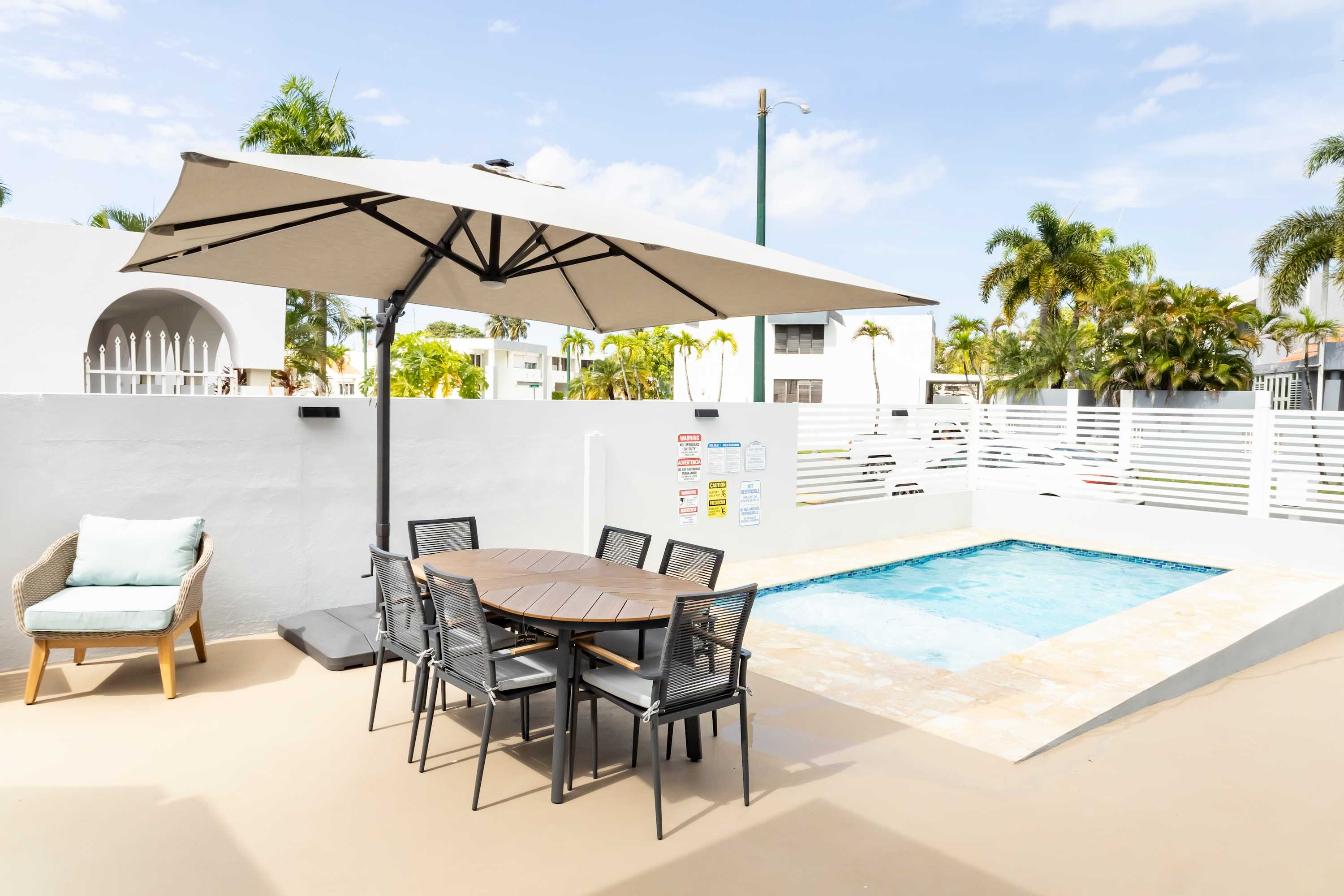 AQUA Casa A/8 · Vibrant & FUN 3 BR House with Pool