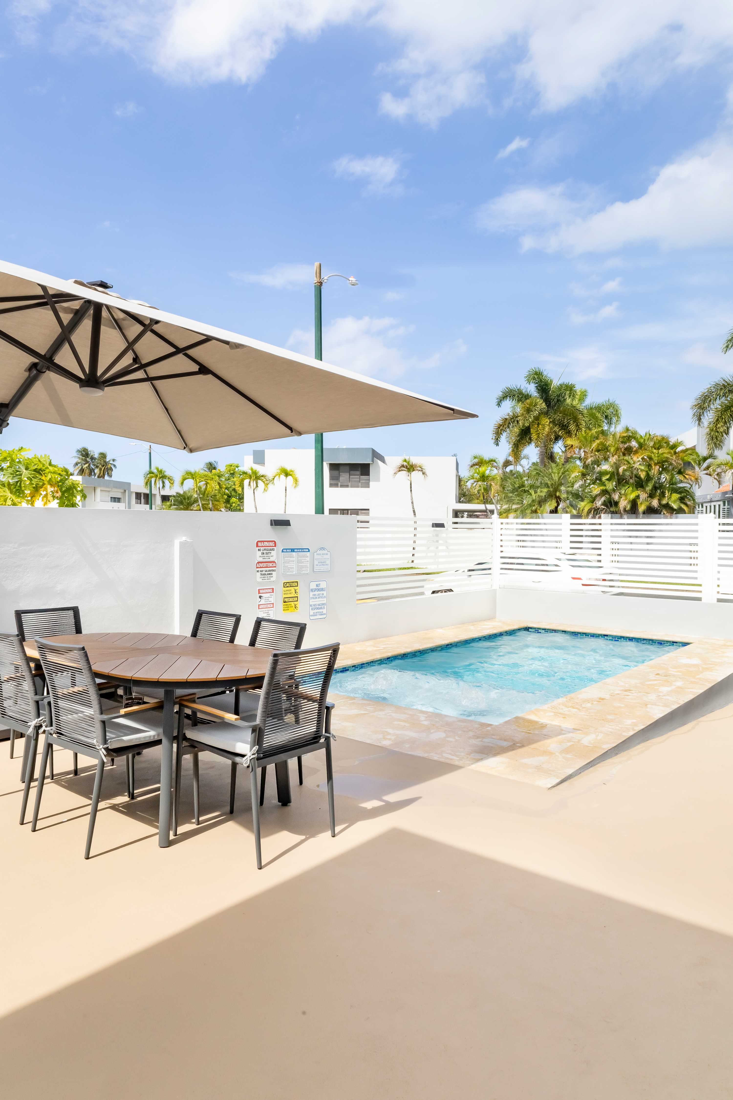 AQUA Casa A/8 · Vibrant & FUN 3 BR House with Pool