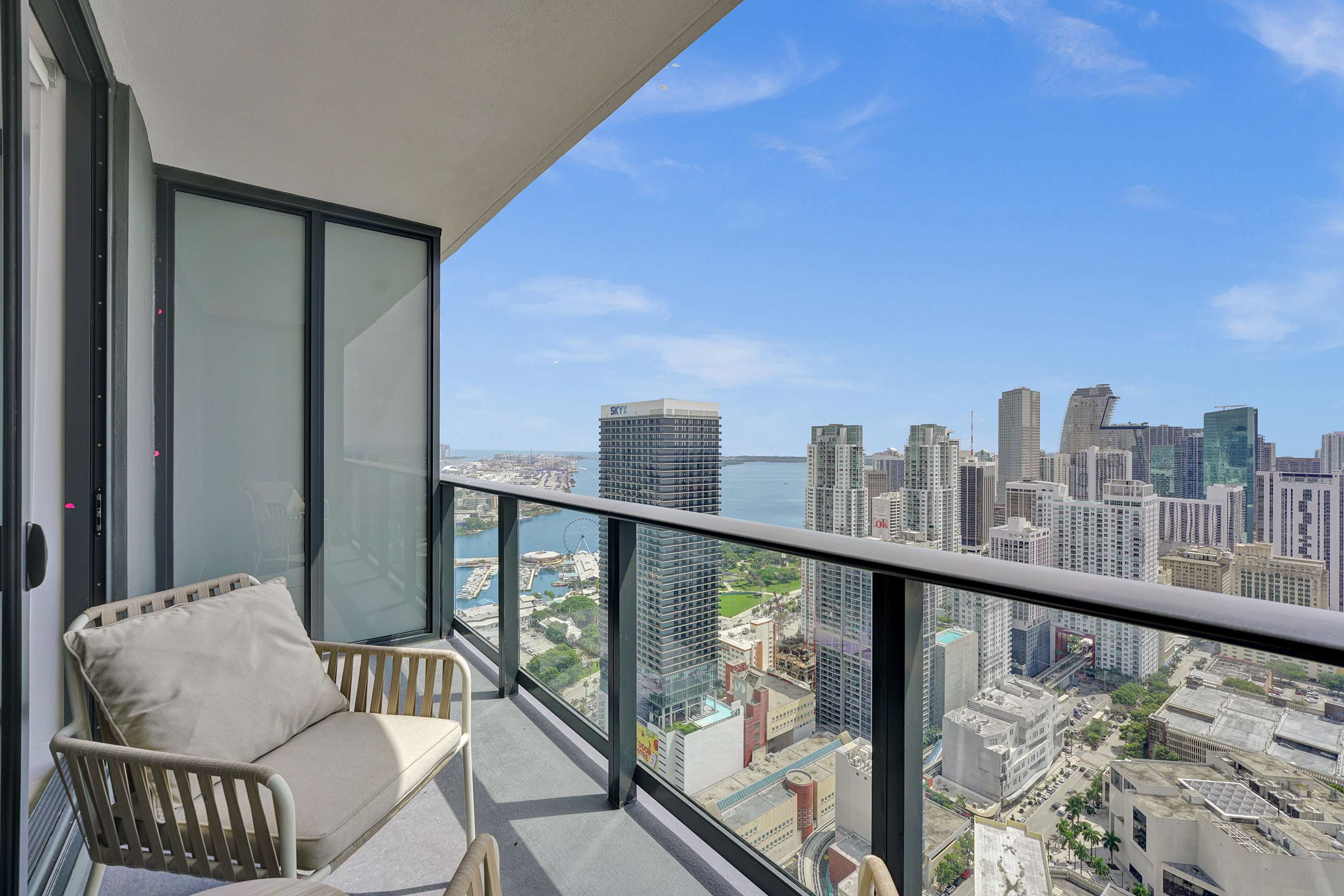 Downtown Studio on 47th floor w/ City Views