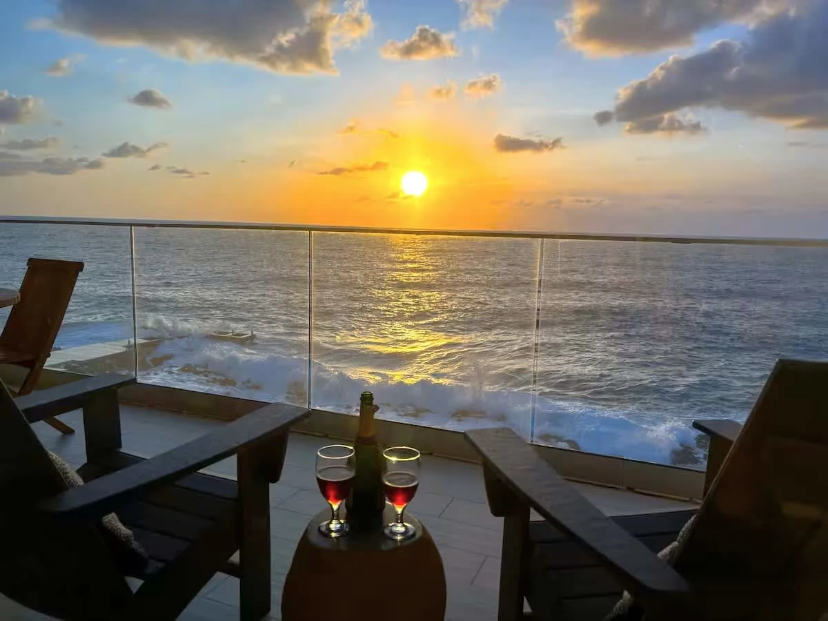 1 Bdr Penthouse Oceanfront Condo w/ Infinity Pool