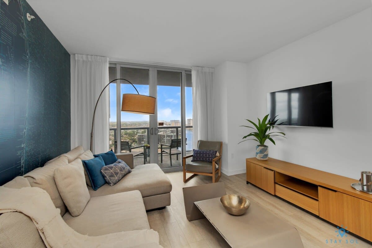 1 BR Apt - Great pool & Amenities