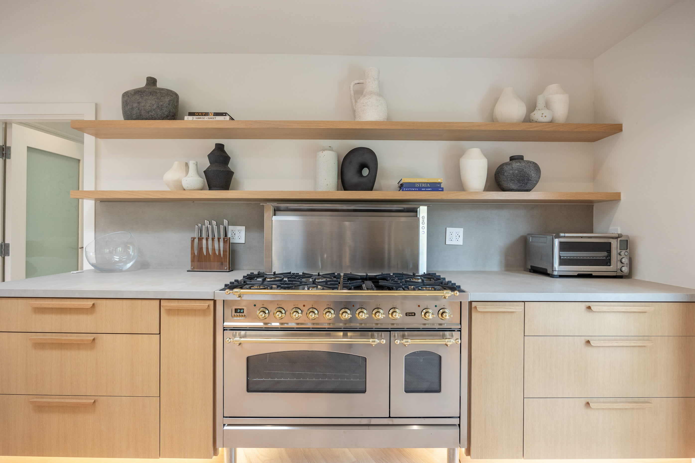 State-of-the-art range and minimalist shelving combine functionality and style.