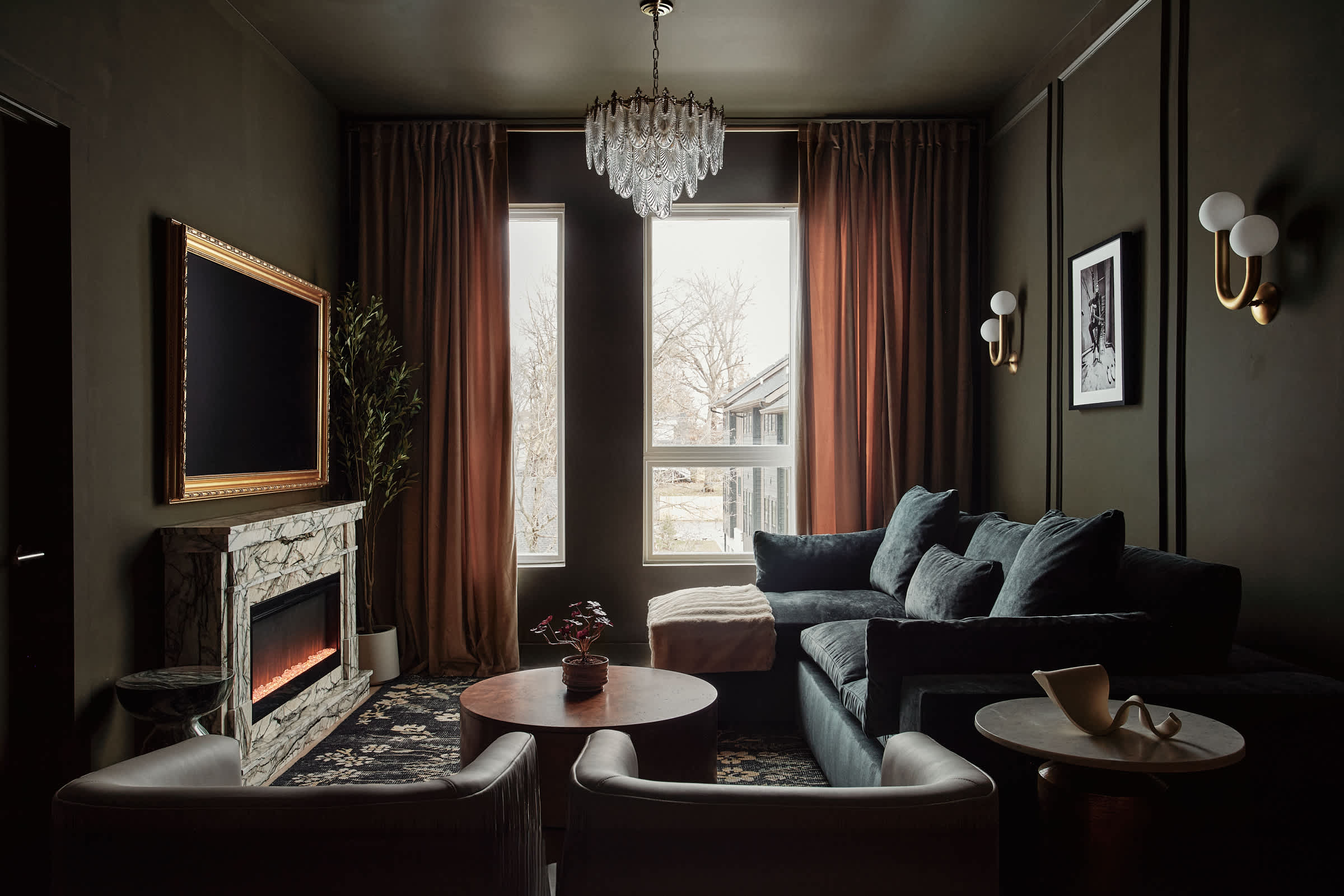 Dreamy Condo with Fireplace, Rooftop, Gym, Parking, Sleeps 5 w/ King Bed, Sleeper Sofa, Hidden Bunk, Shared Rooftop and Gym, Free Dedicated Parking, Minutes to Broadway, Five Points & Grand Ole Opry, 24 Hr Hospitality β Nashville, TN β vacation rental