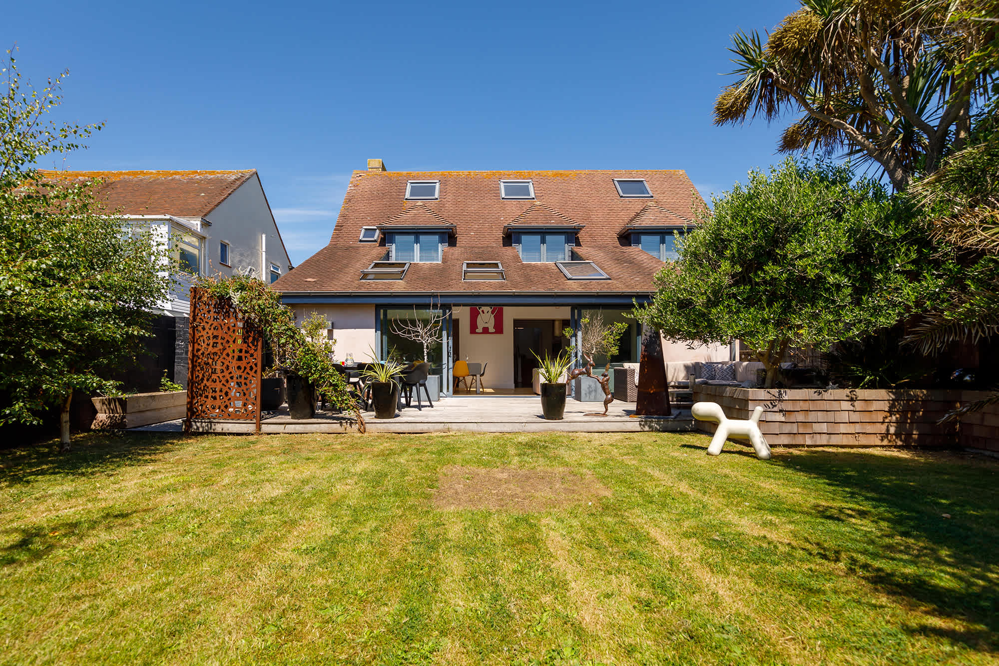 Gorgeous home for 12 – Walk to Beach – Sea View