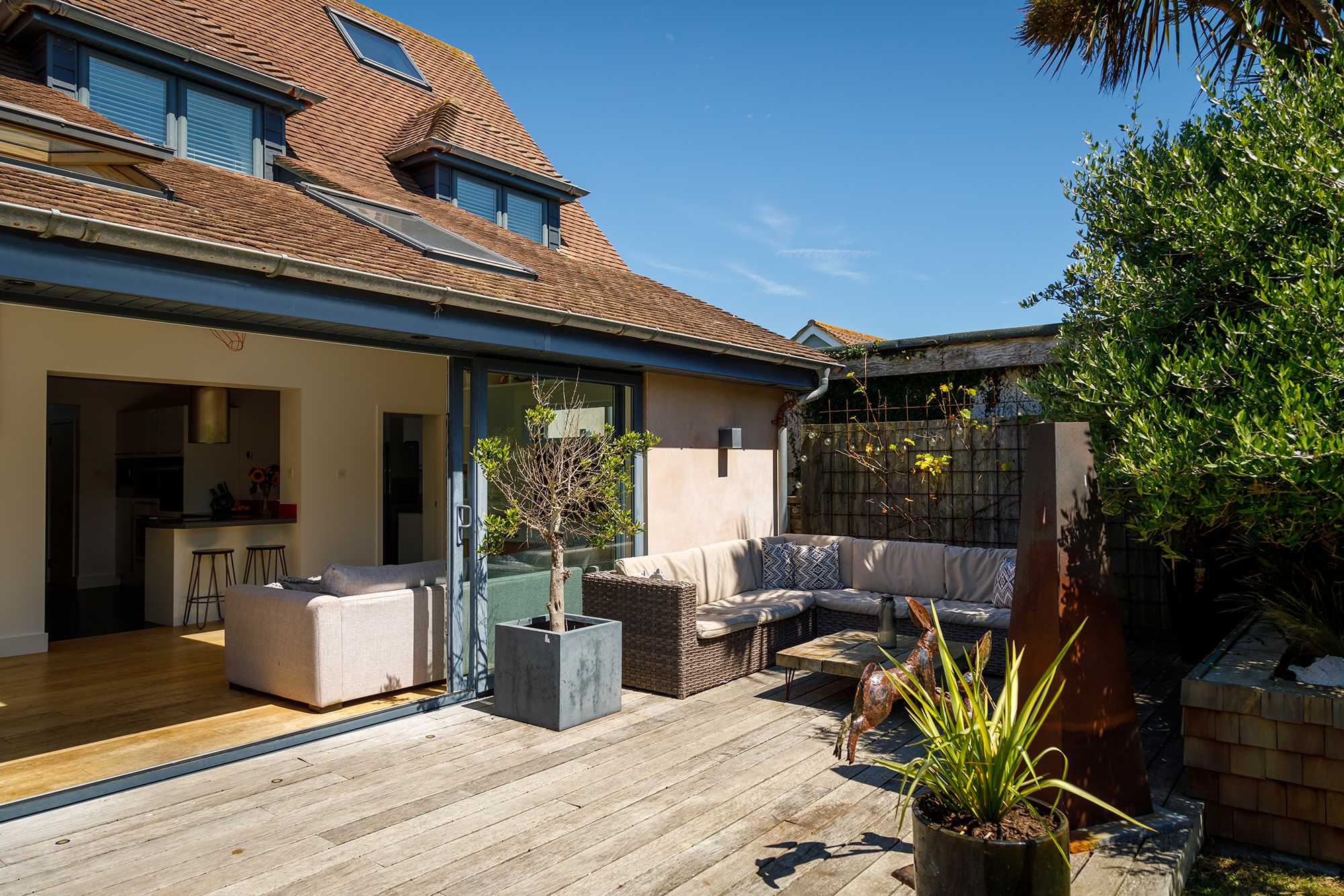 Gorgeous home for 12 – Walk to Beach – Sea View